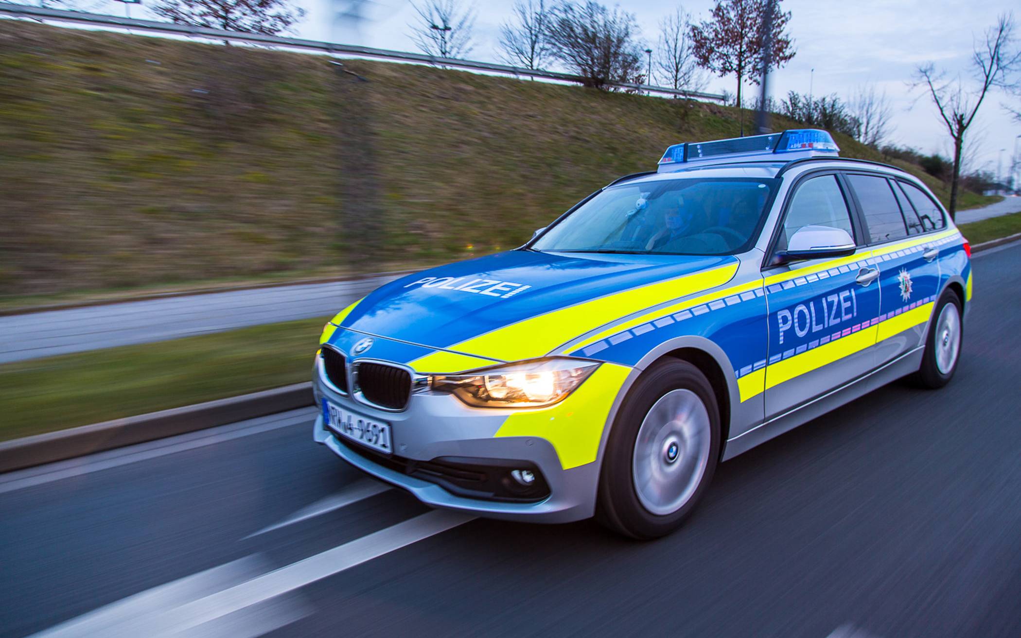  Symbolbild: Polizeiwagen im Einsatz 