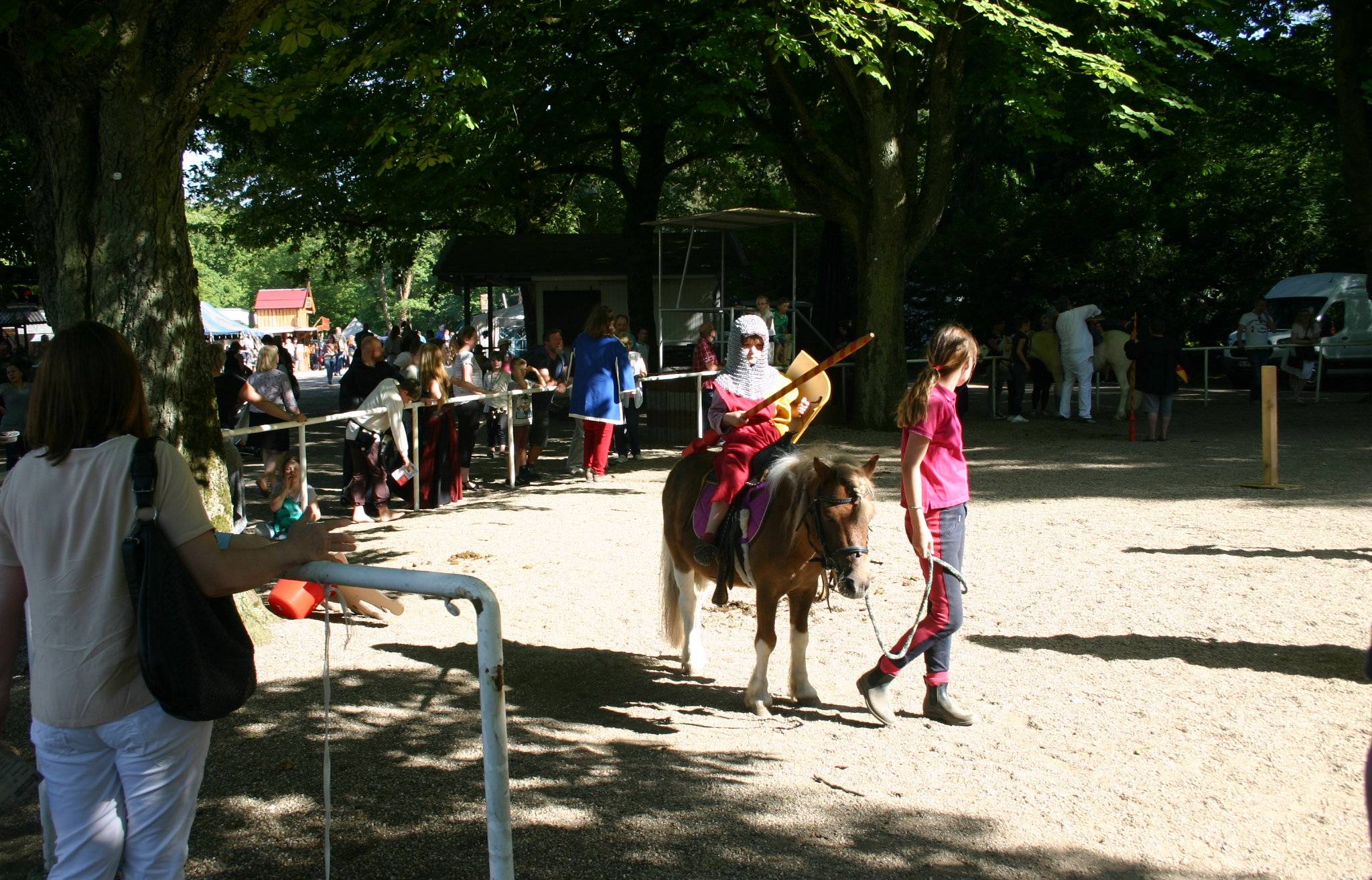  Ponyreiten für Nachwuchsritter auf dem Mittelalterfest in Düsseldorf. 