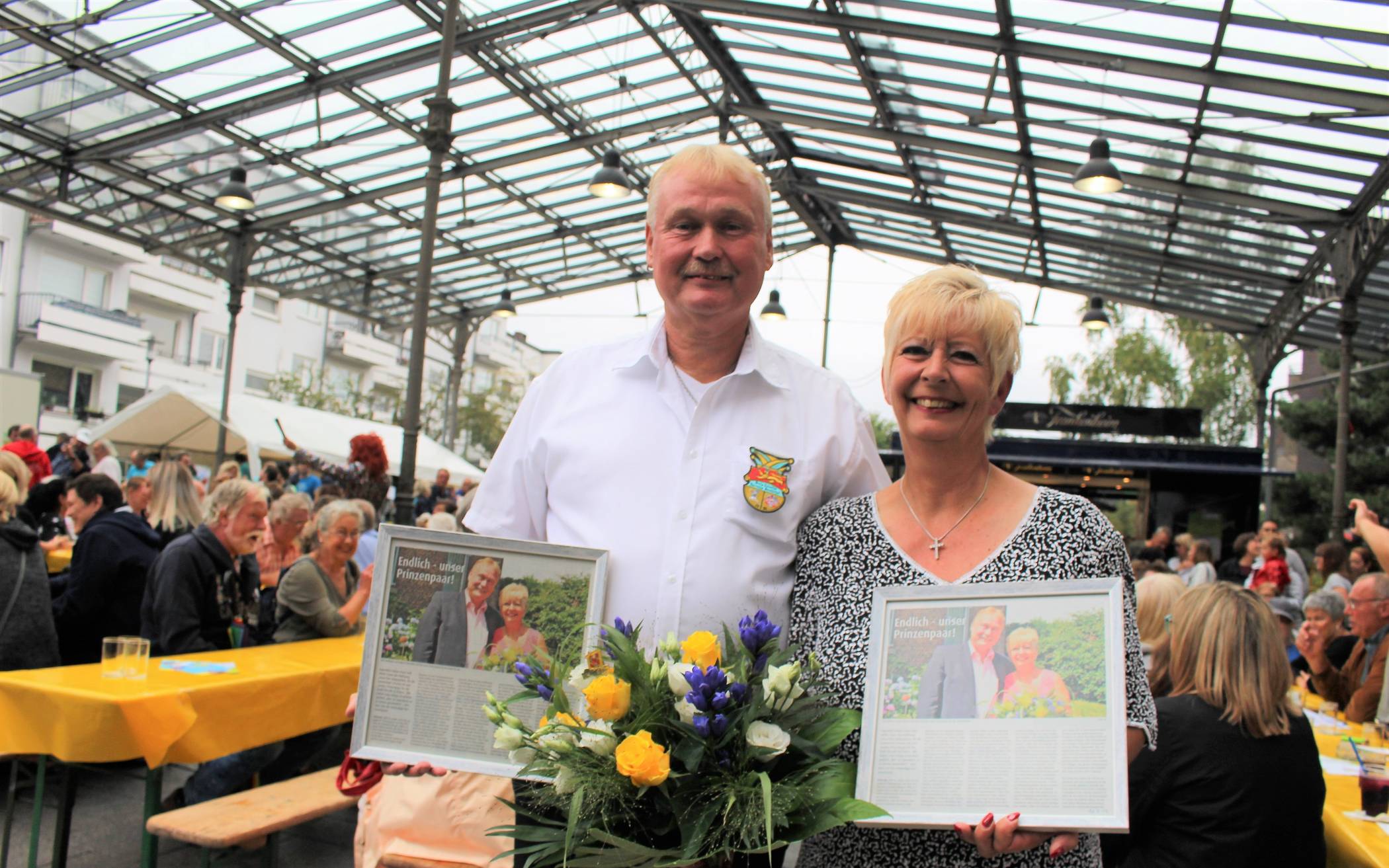  Das designierte Prinzenpaar Udo I und Sabine I erhielten als Willkommensgeschenk auf der Bühne des diesjährigen Benefiz- Sommerfest den Artikel des Lokal Anzeiger Erkraths im Rahmen von Edith Lahnstein überreicht. 