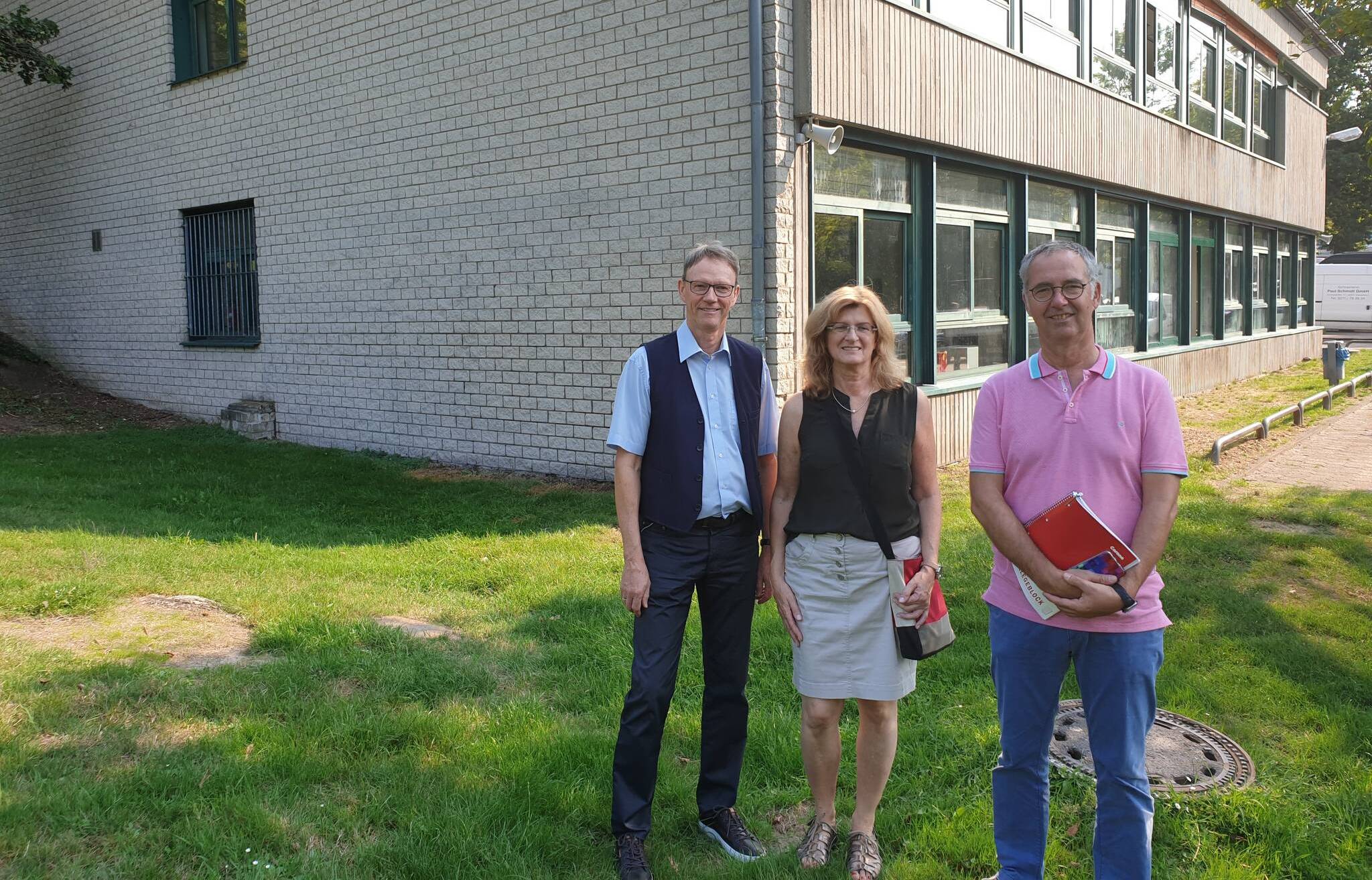  Ulrich Schwab-Bachmann, Erster Beigeordneter, Brigitte Wessel und Ralf Lüke-Kirchmann (Gebäudemanagement) haben sich zusammen mit dem Lokal Anzeiger die neu renovierten Räume der ehemaligen Realschule an der Schmiedestraßen angeschaut. 