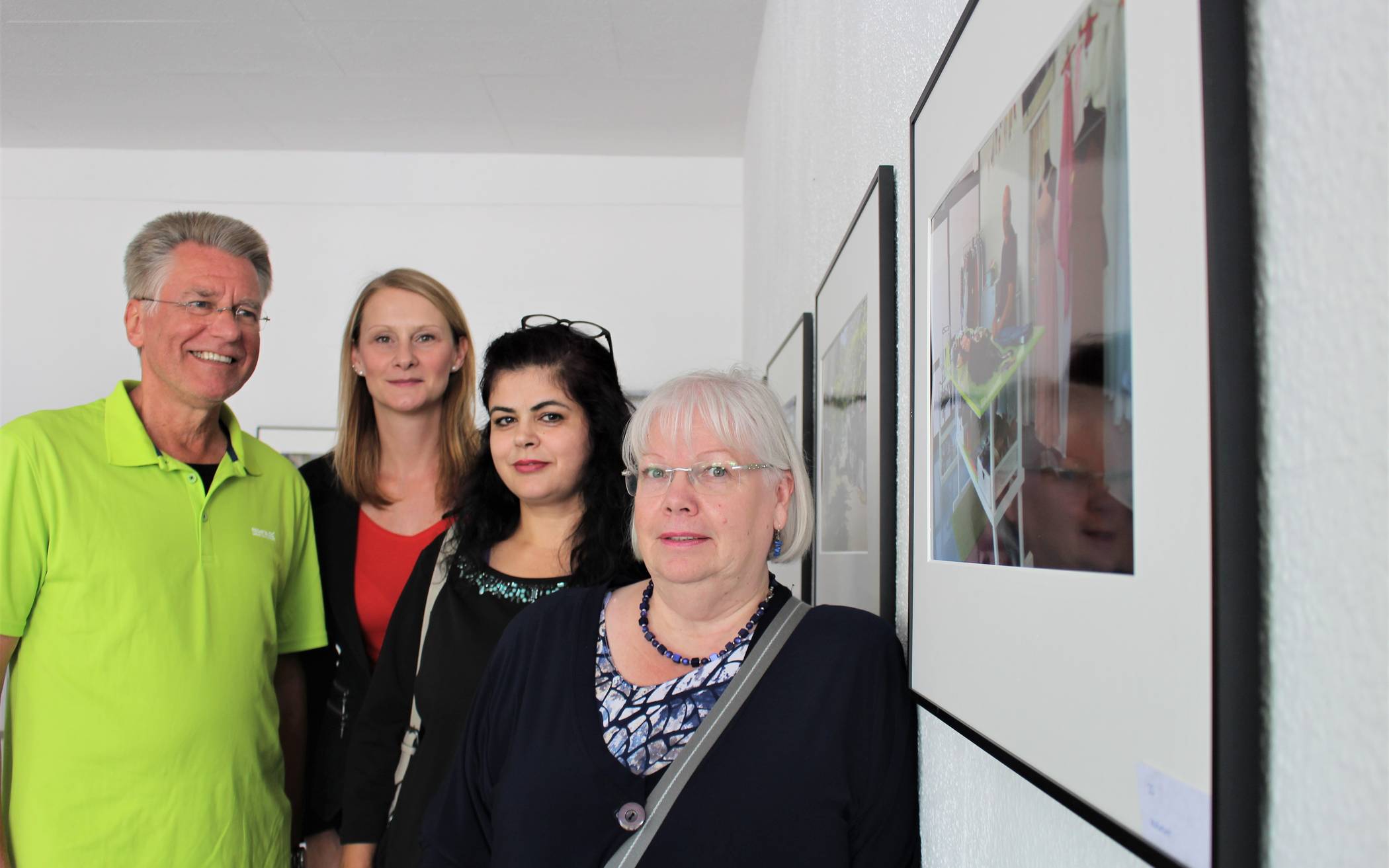  Vier der insgesamt sieben Teilnehmer des SKFM Fotoworkshops waren bei der Eröffnung der Ausstellung am Sandheider Markt anwesend. V.l. Bernhard Janich, Nina Frensch, Mai Merhij und Ulrike Winkelhane. 