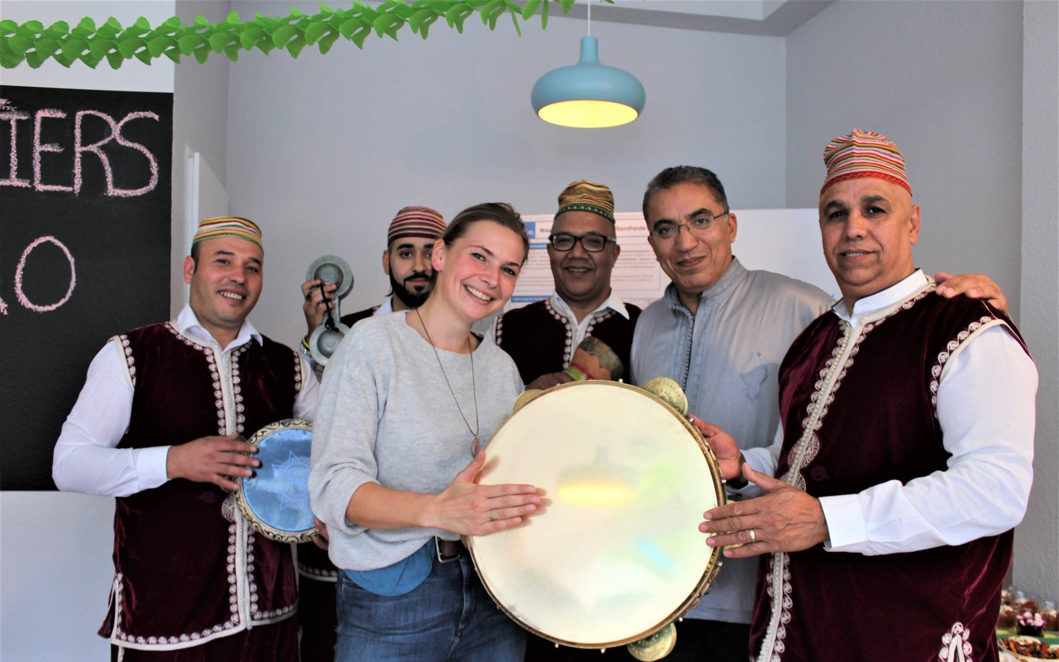  Quartiersmanagerin Saskia Goebel und der interkulturelle Berater Mohammed Assila haben für ihre Gemeinschaftsfeier eine marokkanische Folkloreband eingeladen und die Gäste zum Mittanzen animiert. 
