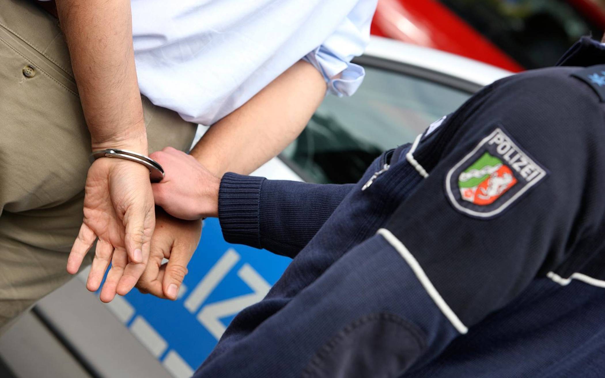 Bundespolizei vollstreckt U-Haftbefehl gegen jugendlichen Brandstifter: 17-jähriger mutmaßlicher Brandstifter am Flughafen festgenommen