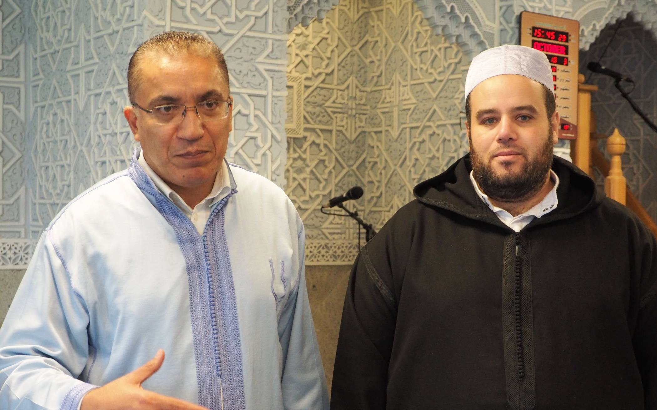  Jaaouane Mohamed (rechts im Bild neben Mohammed Assila) ist 32 Jahre alt und Imam der Assalam Moschee in Hochdahl. Er besucht Deutschkurse, weil er sich selbst mit allen verständigen möchte. 