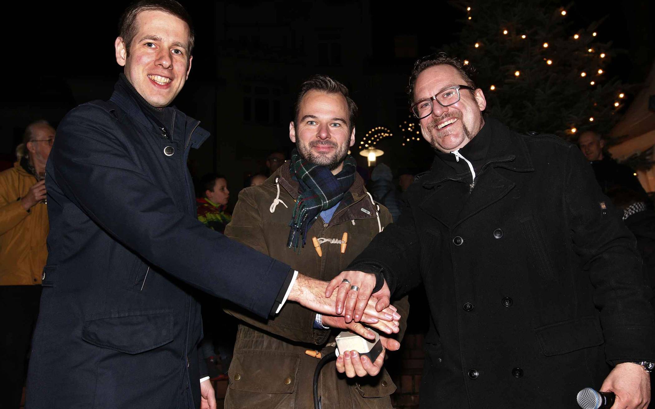  Fertig zum Anschalten der Weihnachtsbeleuchtung auf der Bahnstraße: (v.re.) Bürgermeister Christoph Schultz, Axel Nölling (Vorstandsvorsitzender des Handwerkerkreises) und Tobi Wienke (Vorstandsvorsitzender der Erkrather Werbeban.de). 