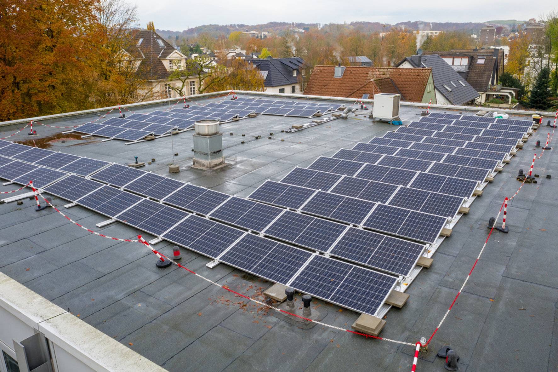  Die neue Photovoltaikanlage auf dem Rathaus-Dach ist nun in Betrieb und soll den Energieverbrauch des Verwaltungsgebäudes teils abdecken. 