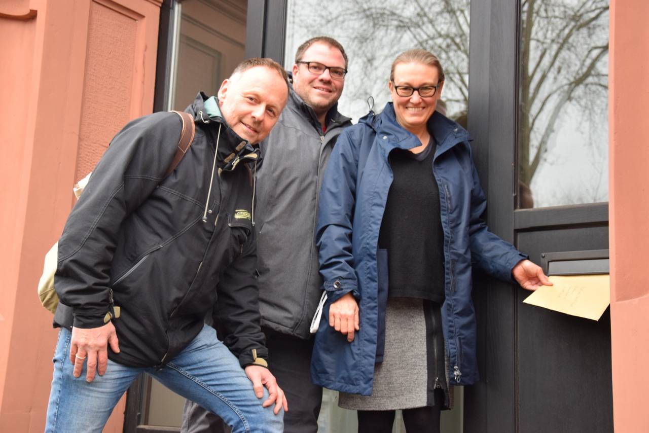  Damit auch nichts schief geht, haben Elmar Stertenbrink, Sabine Börner und Philipp Kloevekorn den Antrag in den Briefkasten des Rathauses geworfen. (v.li.) 