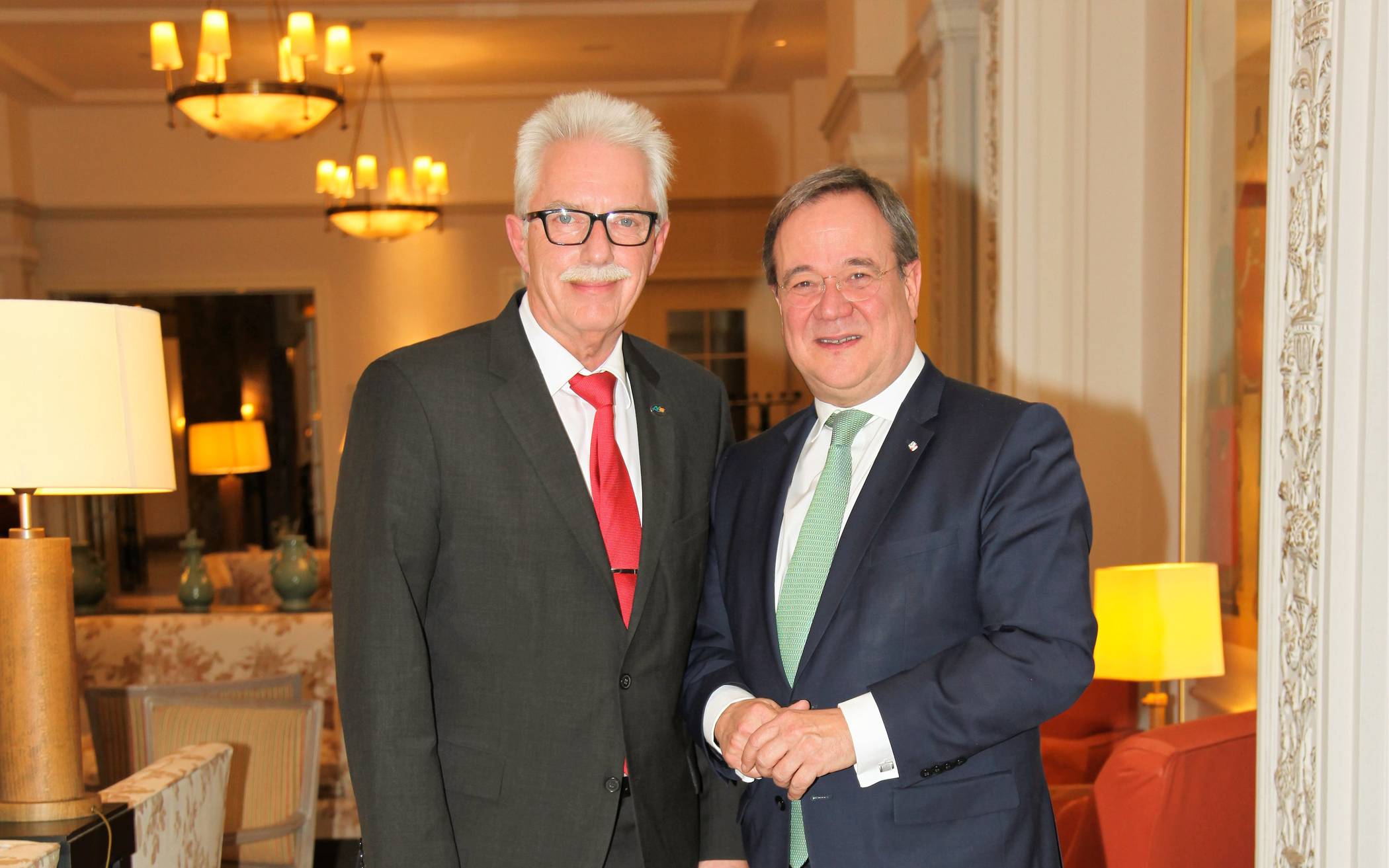  Präsident des Landkreistags NRW Landrat Thomas Hendele (Kreis Mettmann, li.) zusammen mit NRW-Ministerpräsident Armin Laschet. 