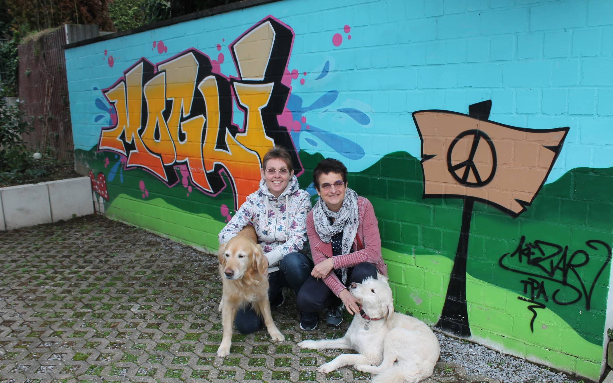  Anja Knoche (li.), Tania Meissner und die beiden Hunde Maja und Carlo (li.) vom Familienwohnhaus Mogli. 