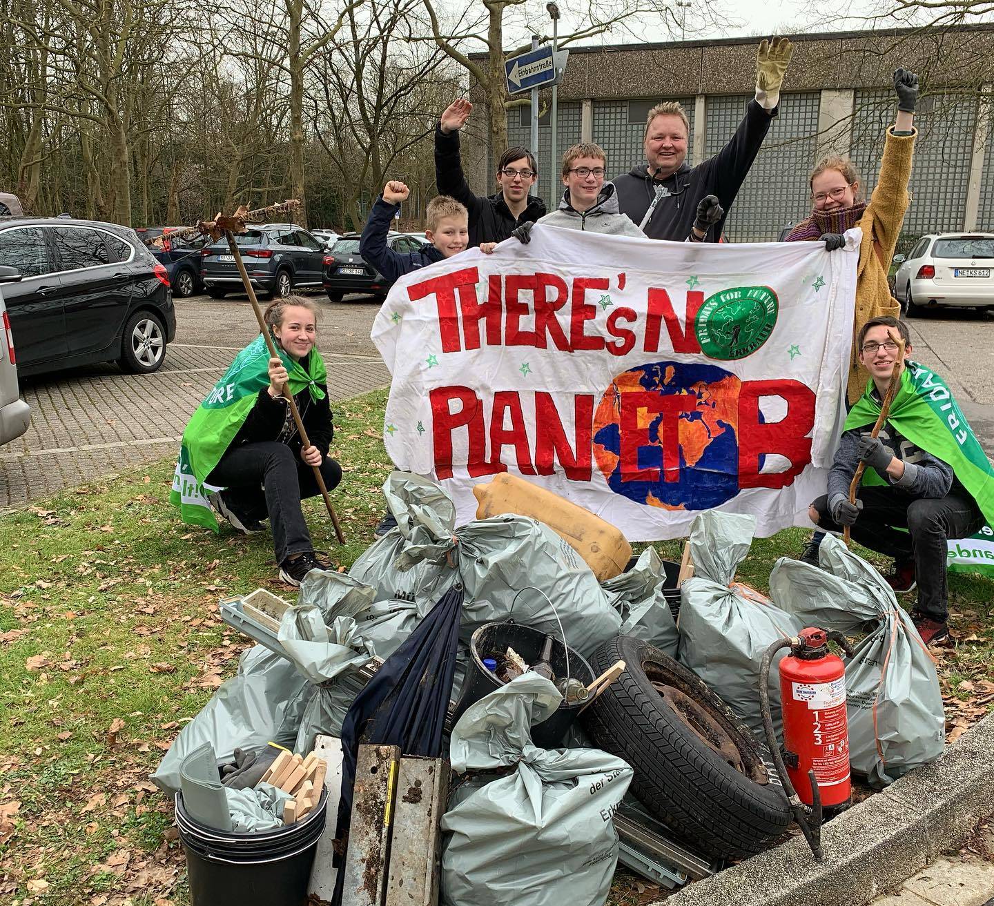  Die Ortsgruppe Erkrath der Fridays for Future-Bewegung war beim Dreck weg-Tag dabei. Noch mehr Impressionen anderer Teilnehmer finden sich auf unserer Facebook-Seite. 