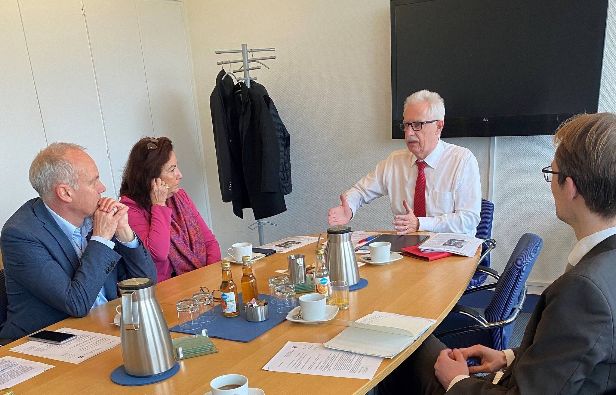  Im Gespräch am Tisch: Martin Sträßer MdL, Claudia Schlottmann MdL, Landtag Thomas Hendele und Dr. Christian Untrieser MdL. 