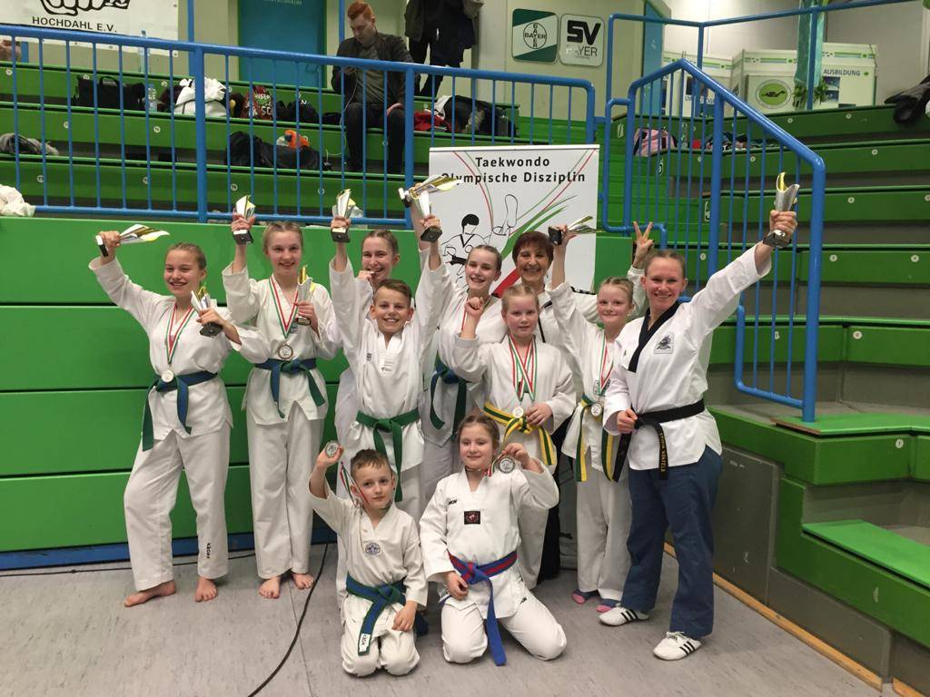  Kürzlich erzielten Sportler vom Tae-Kwon-Do Club Hochdahl beim Newcomer Cup erfolgreich den dritten Platz in der Vereinswertung. 