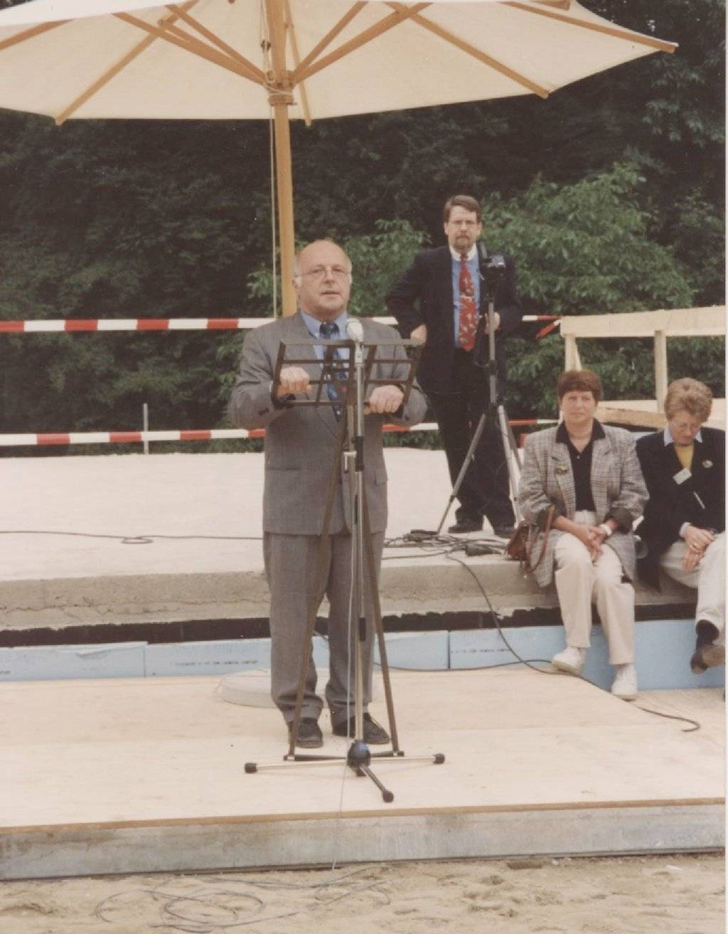  Dr. Norbert Blüm kam 1993 als Bundesarbeitsminister nach Erkrath, um den Grundstein für das Hospiz zu legen. 