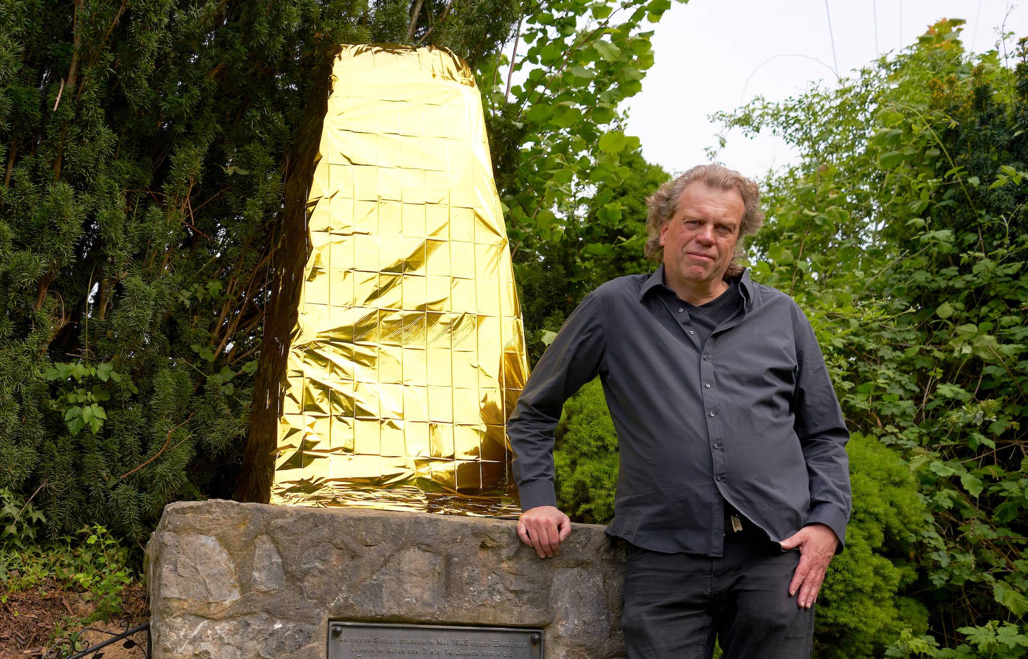  Volker Rapp von PRIMA Neanderthal! vor dem „vergoldeten“ Obelisken. 