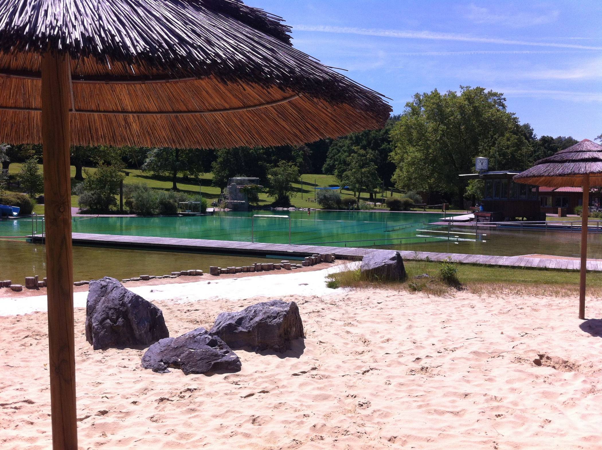  Noch menschenleer: das Naturfreibad in Mettmann. Die Auflagen für eine Wiedereröffnung der städtischen Oase sind hoch. Entsprechend aufwendig gestaltet sich offenbar die Ausarbeitung eines tragfähigen Kompromisses. 
