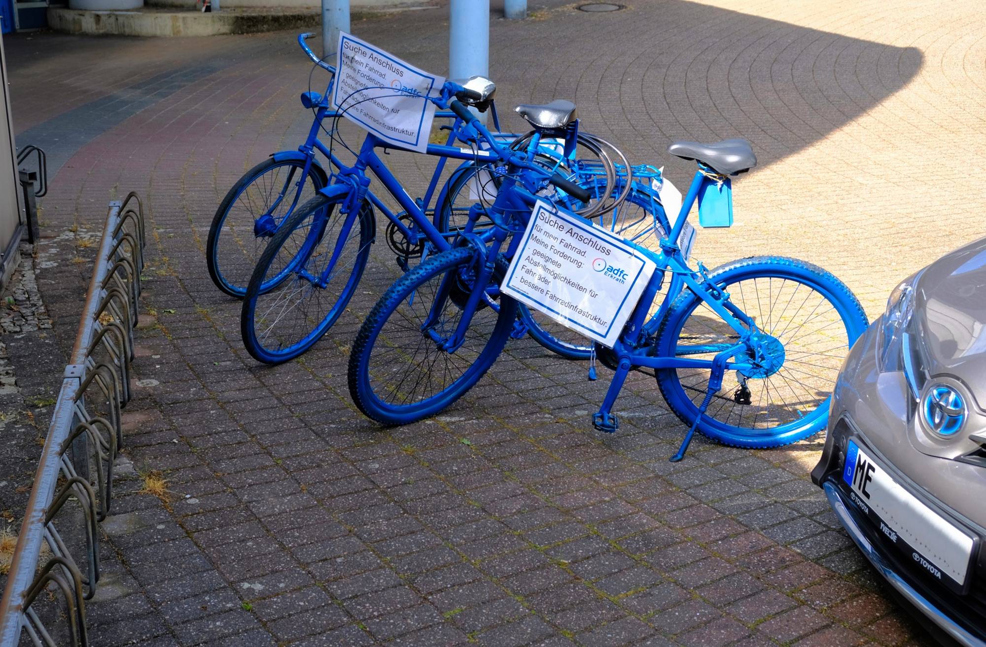  „Blaue Fahrräder“ des ADFC Erkrath vor dem Bürgerhaus Hochdahl. 