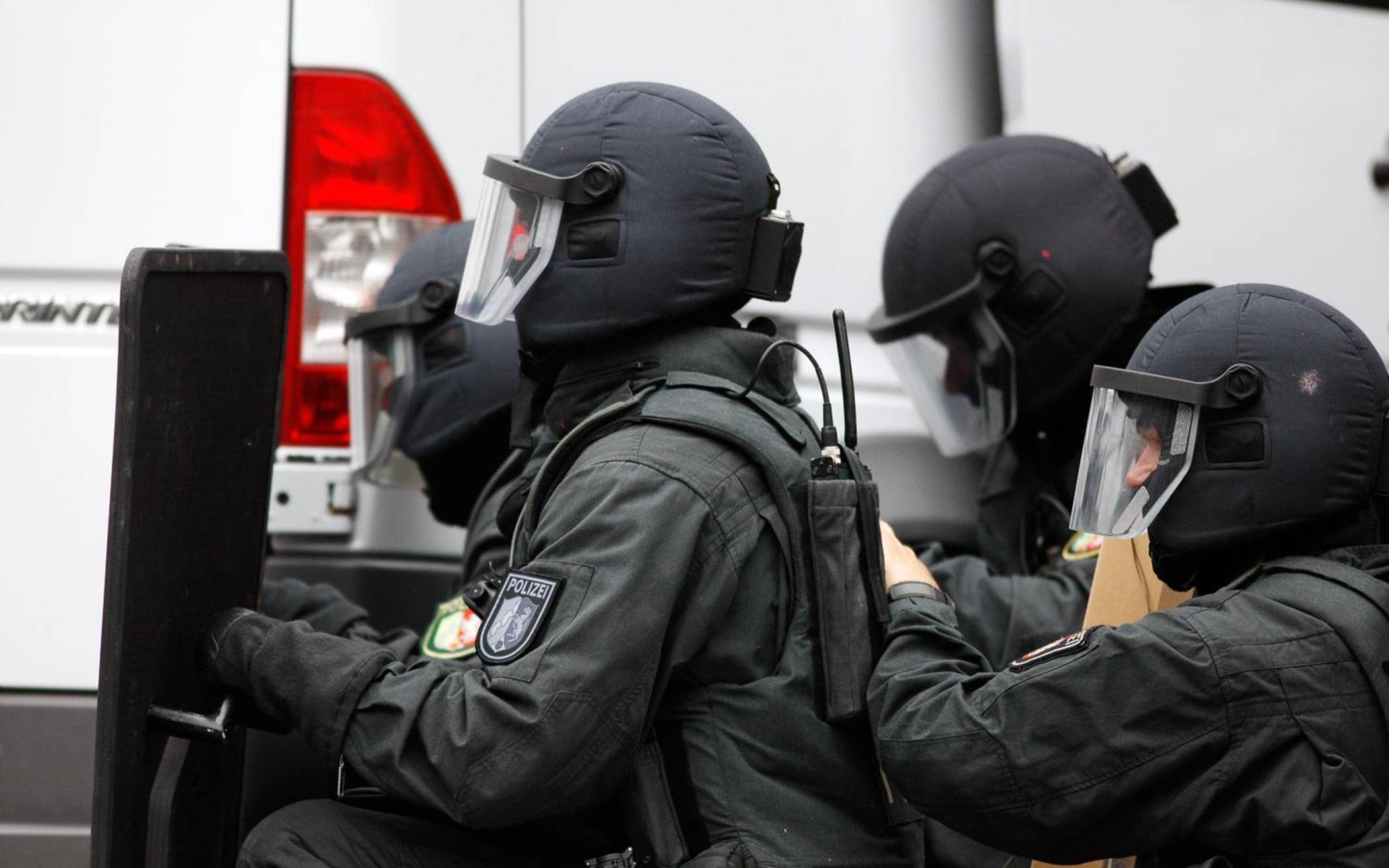 Durchsuchungsmaßnahmen mit Spezialeinheiten am frühen Morgen: Drogen, Waffen und Bargeld sicher gestellt