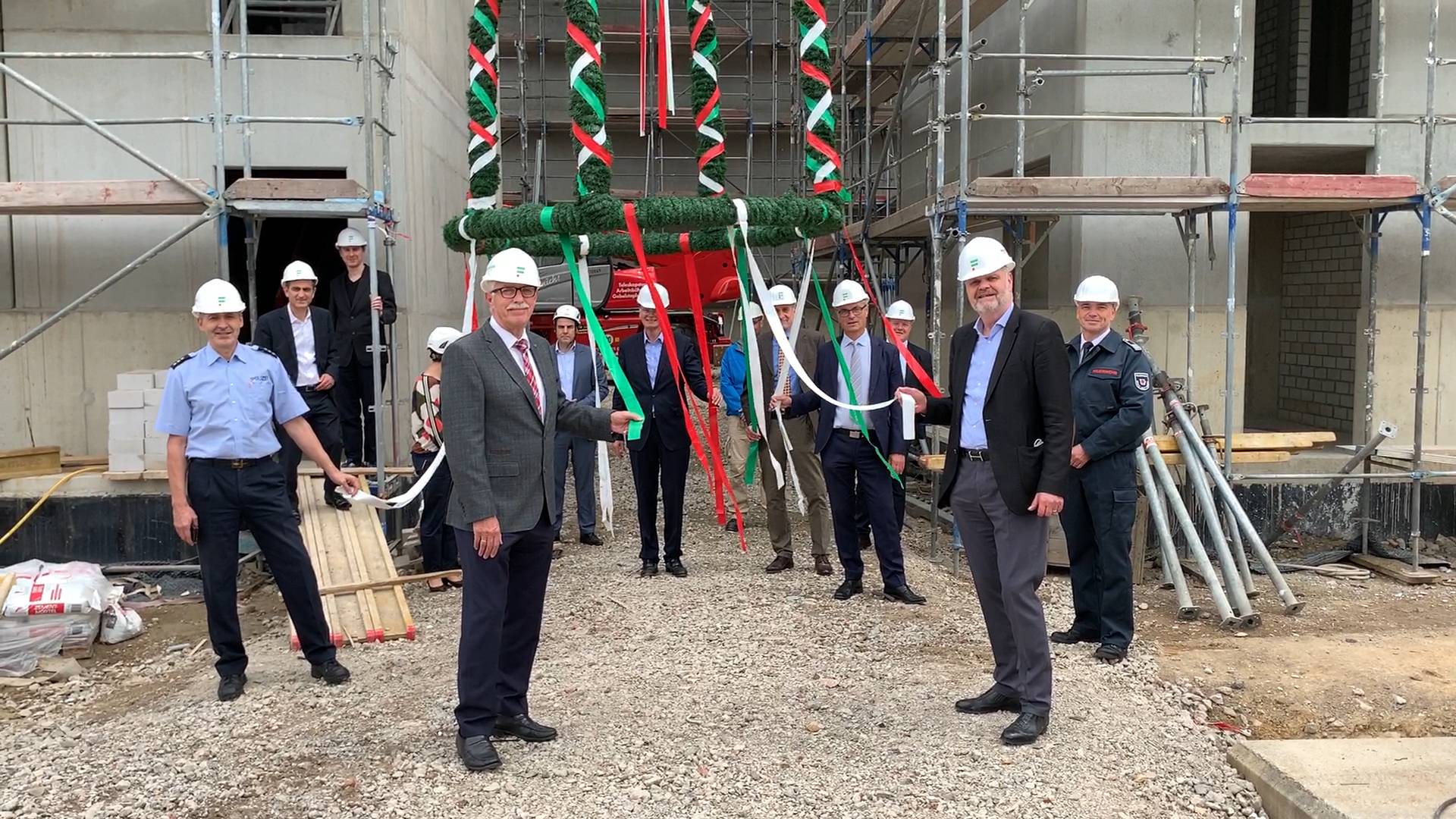 Bauarbeiten für die neue Kreisleitstelle gehen voran: Richtfest am Adalbert-Bach-Platz