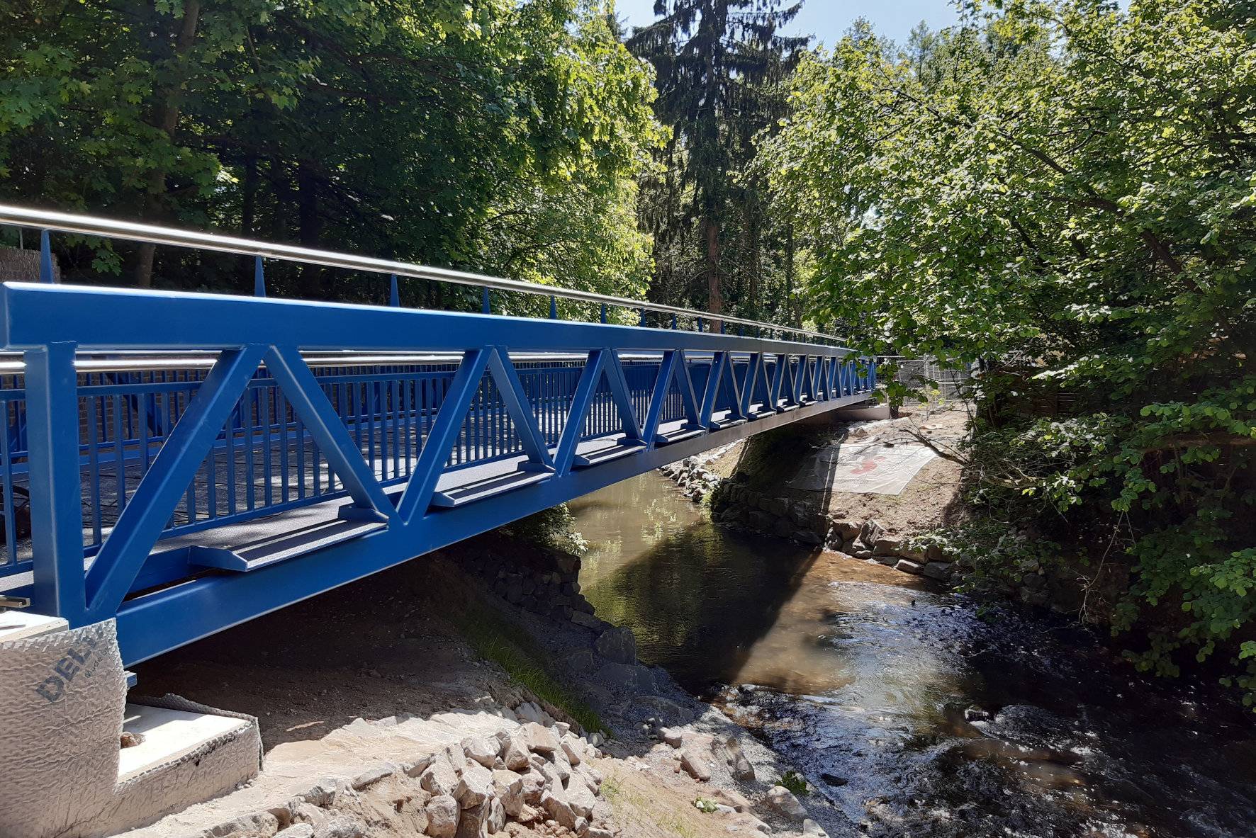  Die neue Aluminiumbrücke im Henschesgässchen soll in der ersten Augusthälfte für den Personenverkehr freigegeben werden. 