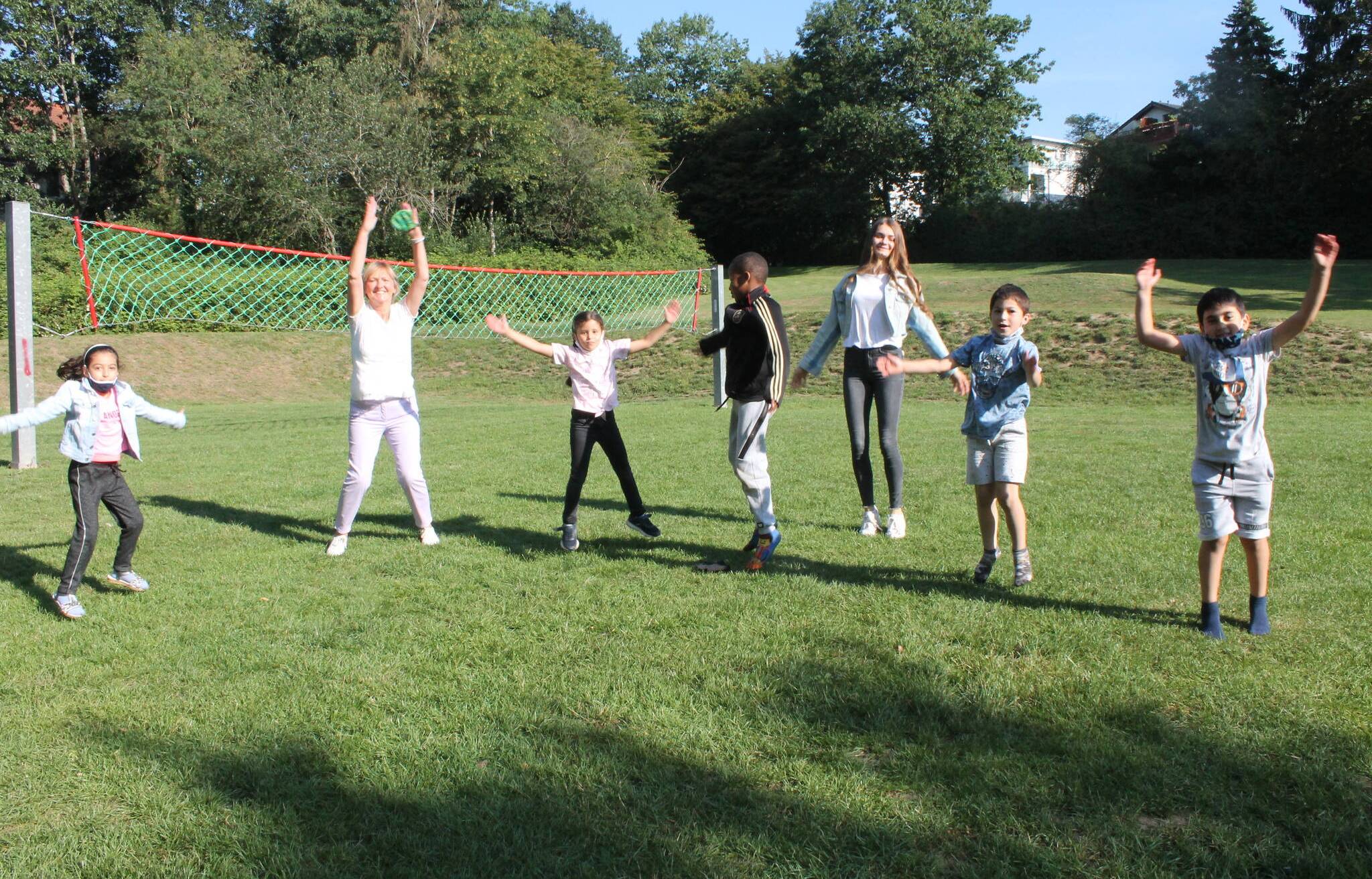  Wir besuchten Kinder der Erkrather Summer School an der Grundschule Schmiedestraße, die das schöne Wetter in der Pause nutzten, um körperlich aktiv zu werden. 