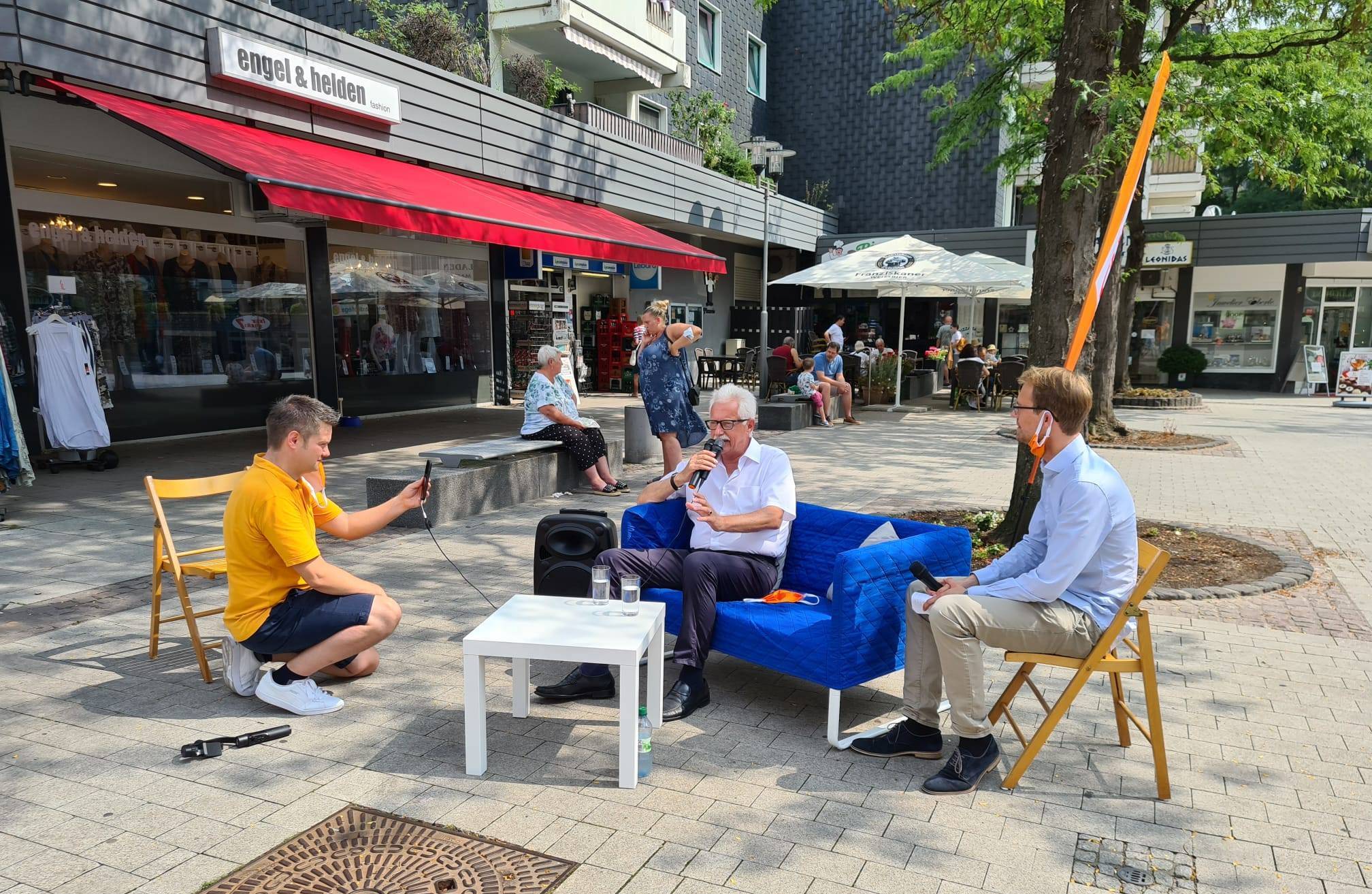 Landrat Thomas Hendele besuchte Hochdahl: Live-Gespräch auf dem „blauen Sofa“ am Hochdahler Markt und Stadtteilspaziergang