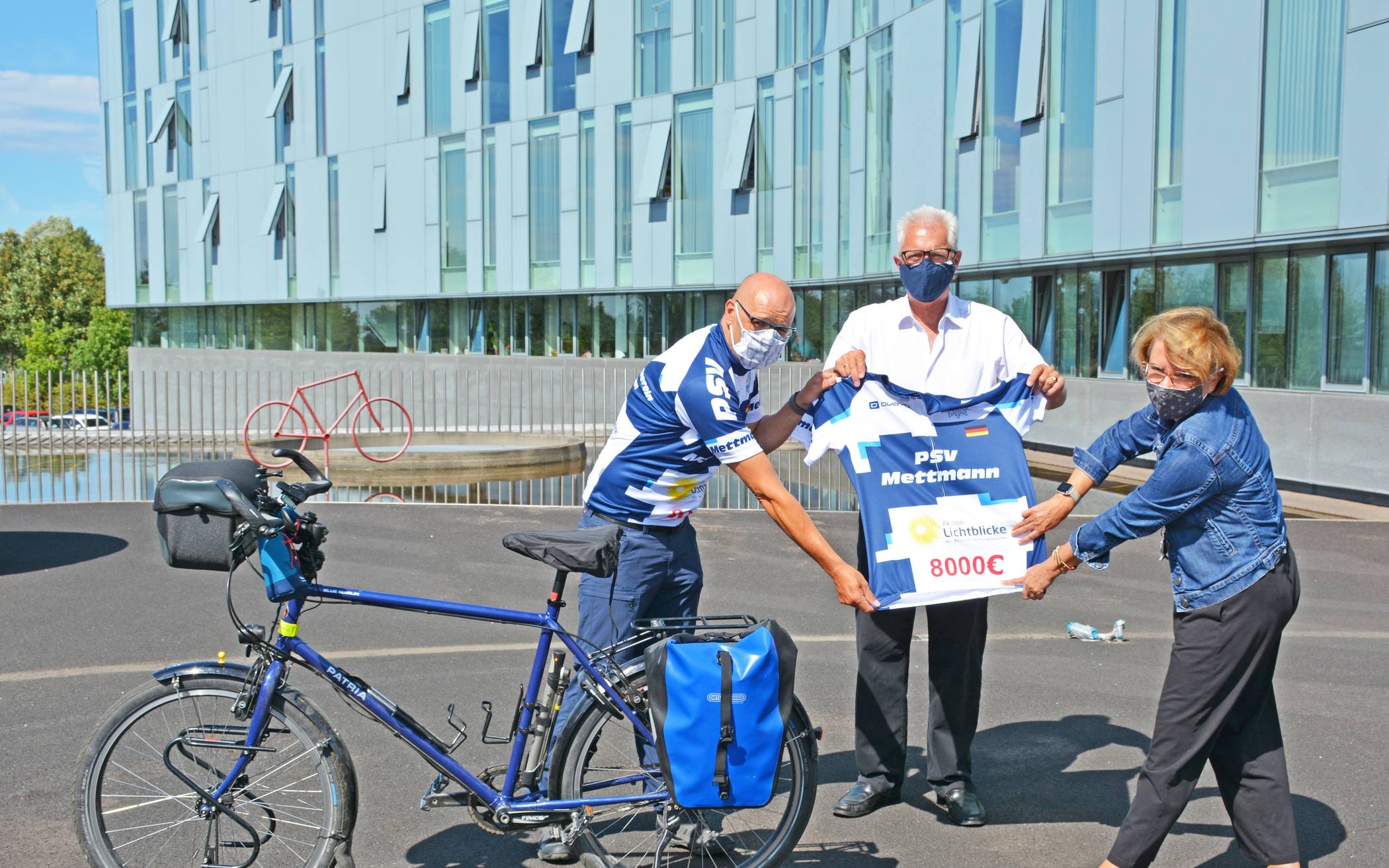  Frank Eigelshofen, Thomas Hendele und Tatjana Pioschyk (v.li.) bei der Spendenübergabe. Der Landrat hatte die Summe zunächst großzügig um mehrere Hundert Euro auf 8.000 Euro aufgerundet, ehe sich noch weitere Spender meldeten. Insgesamt kamen so 8.615 Euro zusammen. 