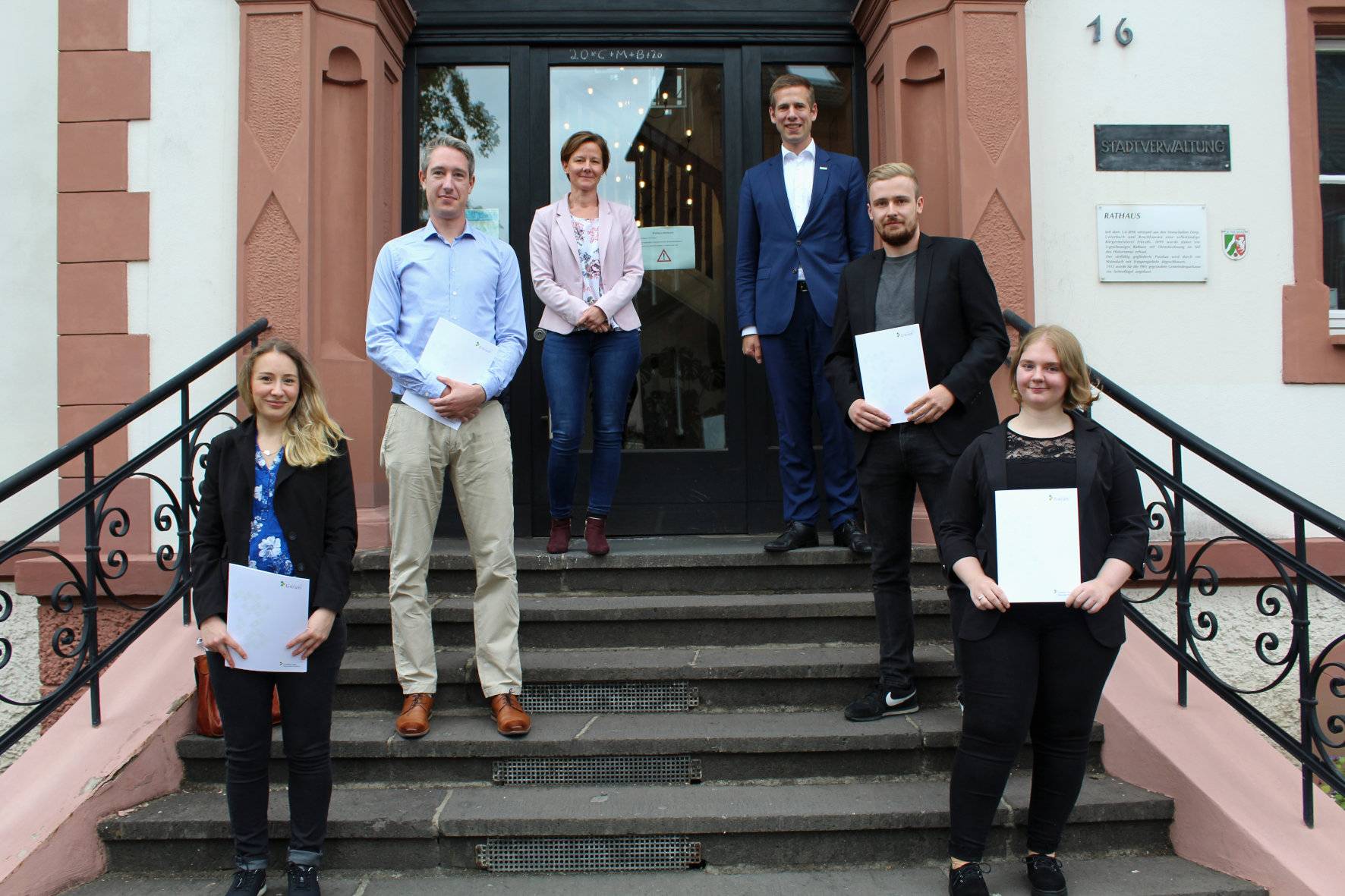  Bürgermeister Christoph Schultz begrüßte zusammen mit Melanie Marsanu, Fachbereichsleiterin Personal ∙ Ordnung, die neuen Nachwuchskräfte im Erkrather Rathaus. 
