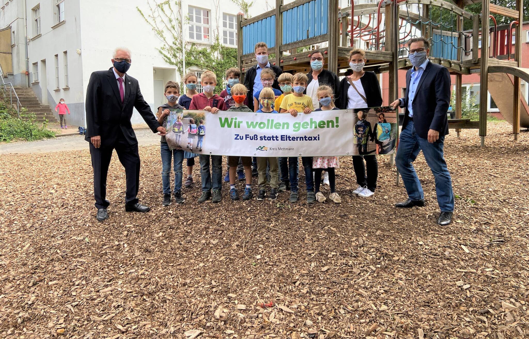  (v.l.) Landrat Thomas Hendele, Marcus Weikämper, Schulleiter der Gemeinschaftsgrundschule Gruiten, Schulamtsdirektorin Andrea Terwint, die Haaner Bürgermeisterin Dr. Bettina Warnecke und Sascha Becker, Leiter Verkehrssicherheit Kreis Mettmann, halten gemeinsam mit den Grundschülern das Banner. 