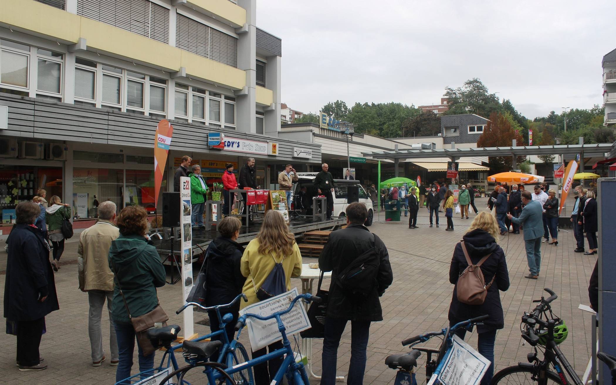  Bürger befragen die Politik beim Markt der Bürgerbeteiligung auf dem Hochdahler Markt. 
