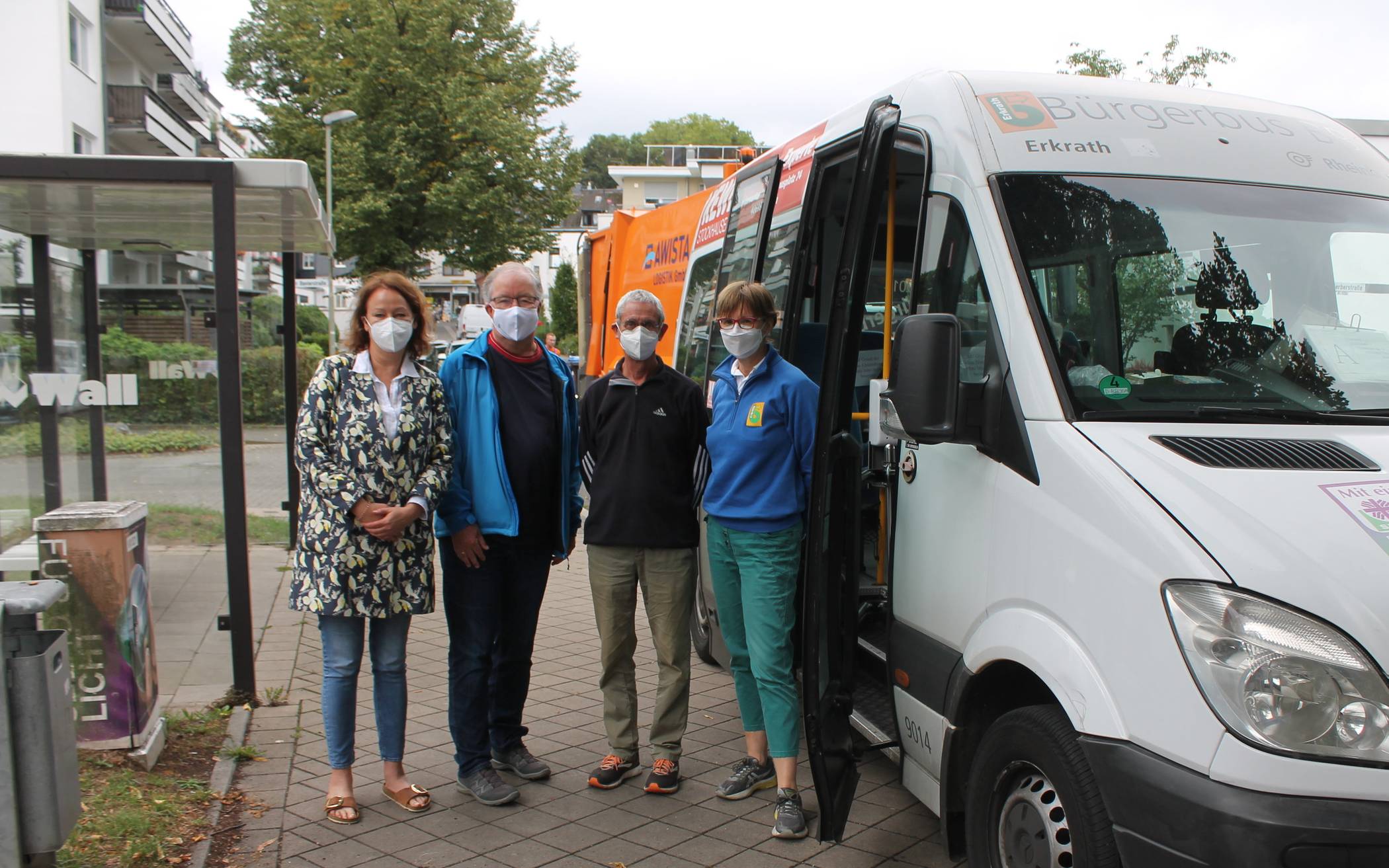  Ulrike Haug, Harald Mars, Uli Schimschock und Sabine Habel freuen sich, dass der Bürgerbus wieder fahren darf. 
