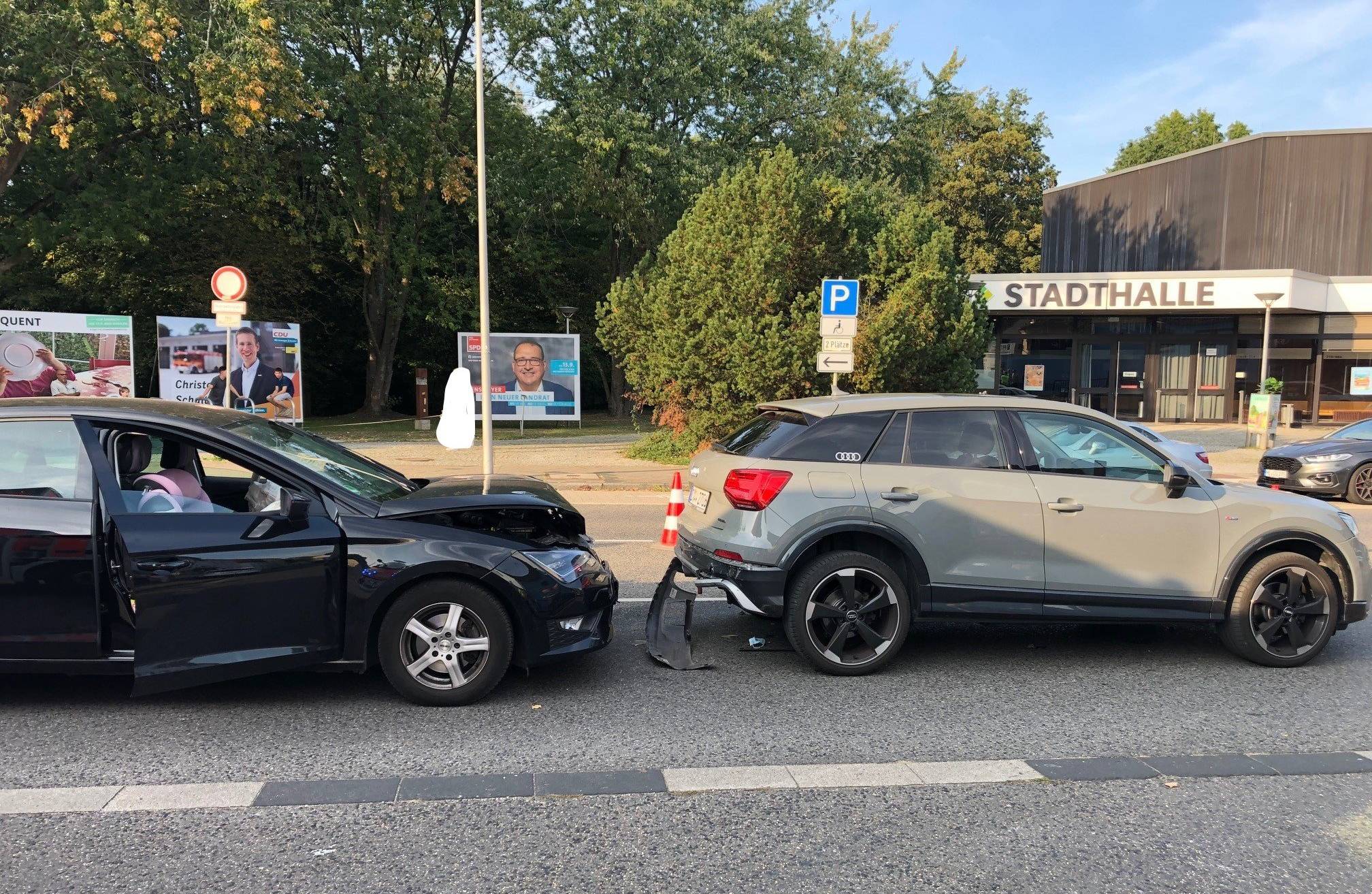  Auffahrunfall vor der Erkrather Stadthalle. 