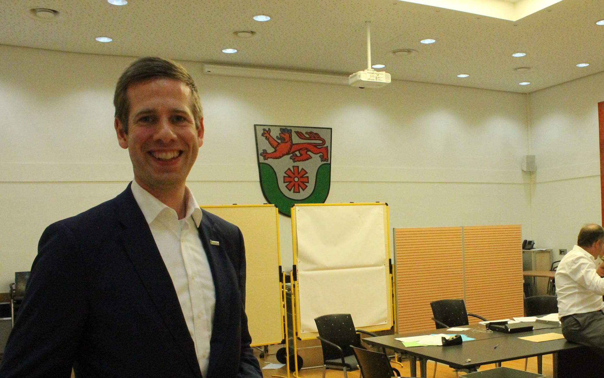  Der neue (alte) Bürgermeister von Erkrath, Christoph Schultz, am Wahlabend im Rathaus. Die Freude über das Ergebnis ist ihm deutlich ins Gesicht geschrieben. 