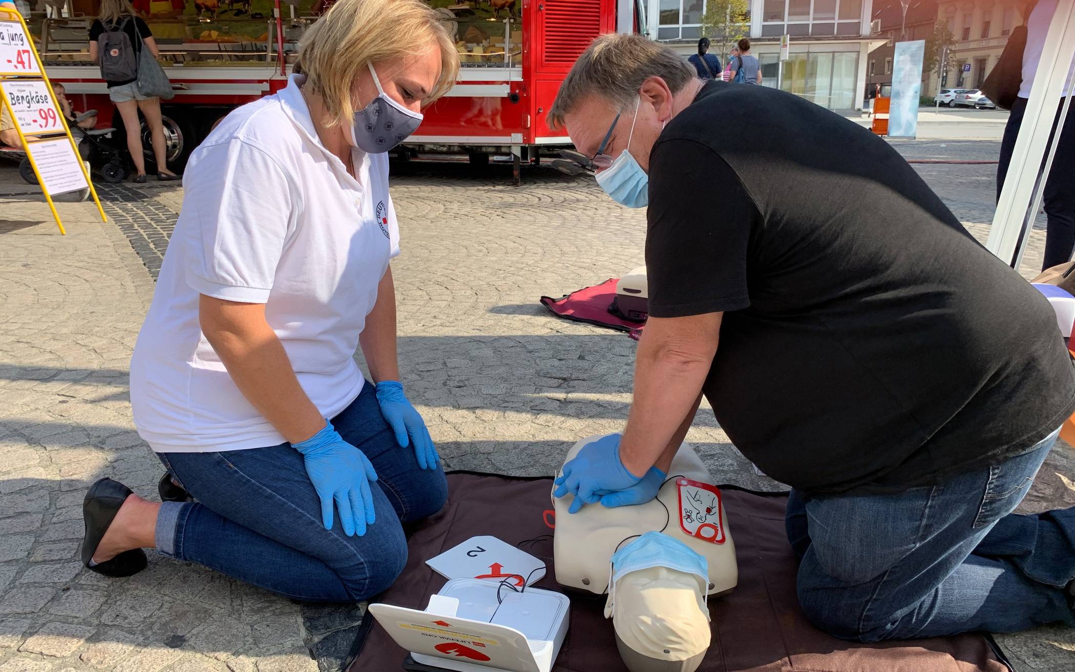  Melanie Dittmann (Deutsches Rotes Kreuz) und Ralf Koch (Bildungsakademie) simulieren auf dem Mettmanner Jubliäumsplatz eine Herz-Lungen-Wiederbelebung. 