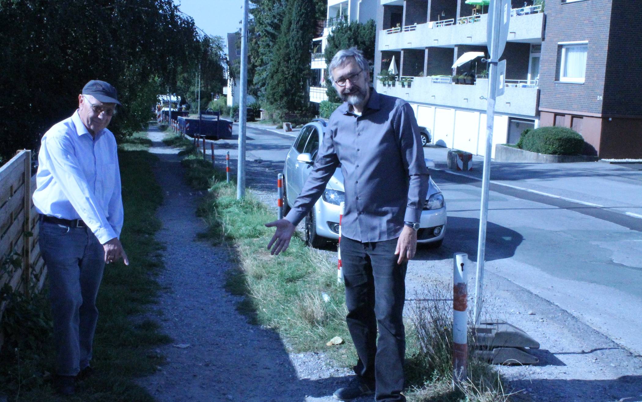  Der Fußweg an der oberen Kattendahler Straße: Wolfang Schriegel (li.) und Bernhard Osterwind von der BmU Erkrath sind mit diesem schmalen Schotterweg nicht einverstanden. 