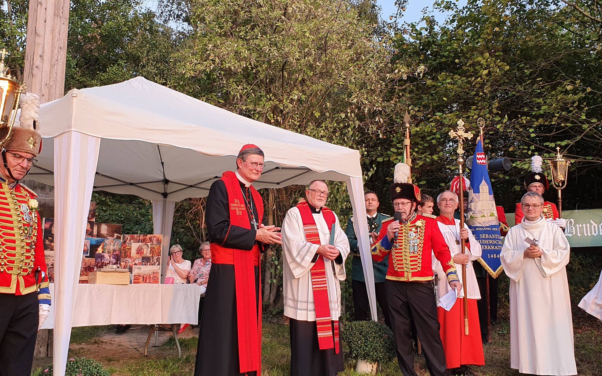 Kardinal Woelki besucht Hochkreuz am Eickener Busch