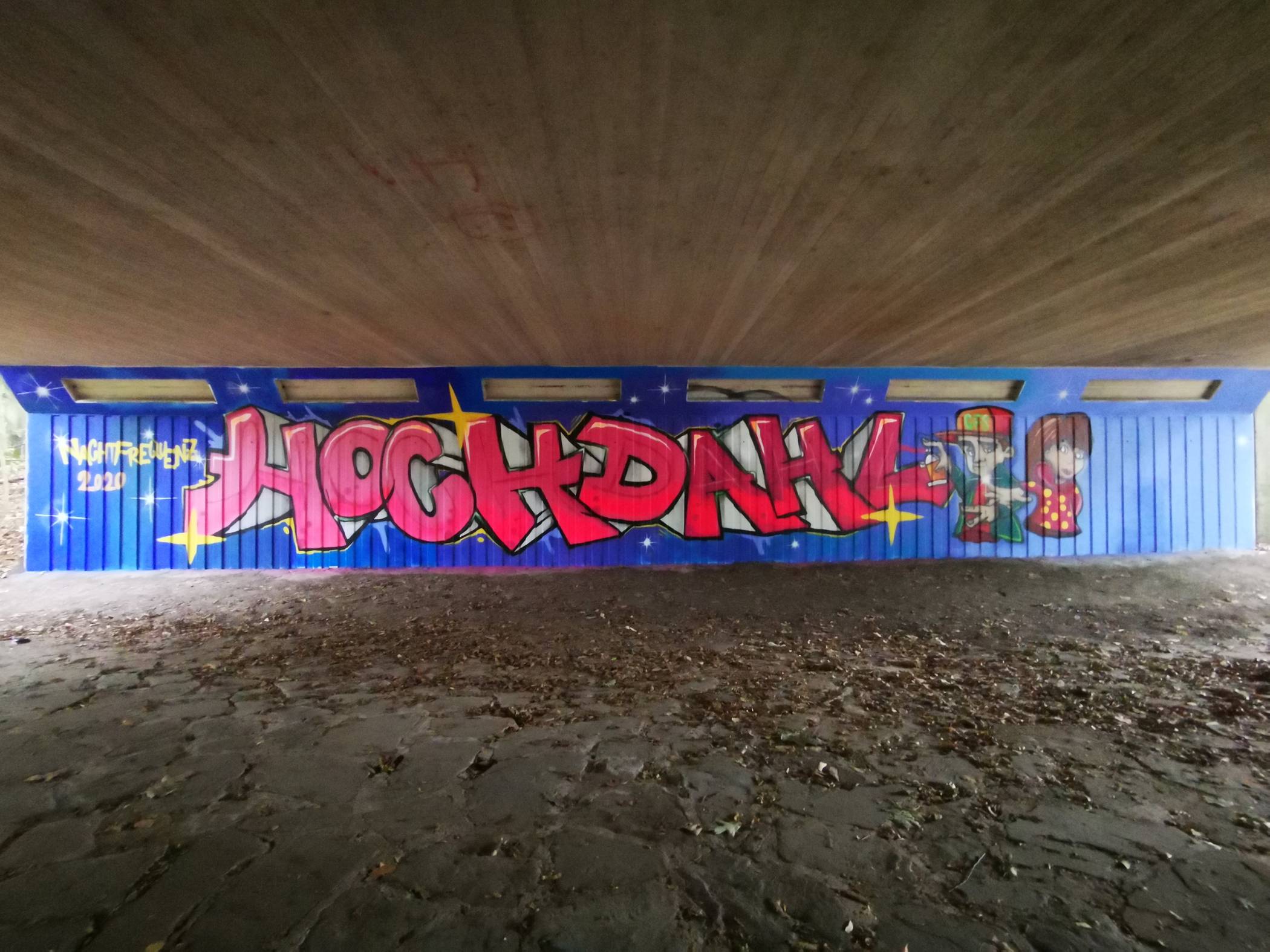  An der Hochdahler Unterführung verschönen farbenfrohe Graffitis die ehemals  grauen Wände. 