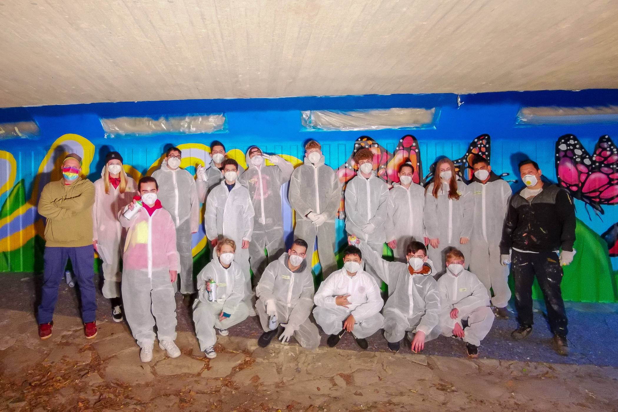  Die Teilnehmerinnen und Teilnehmer der Graffiti-Aktion in der Hochdahler Unterführung. 