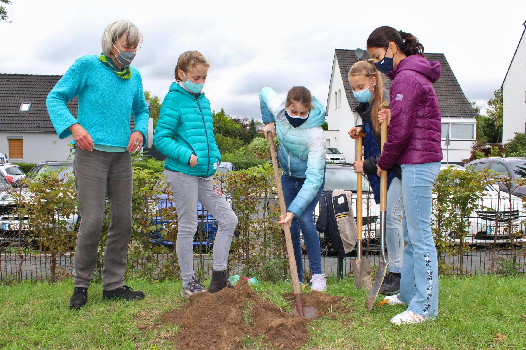 Vier engagierte Mitglieder des Arbeitskreises Umwelt pflanzten in der Kita Unterfeldhaus...