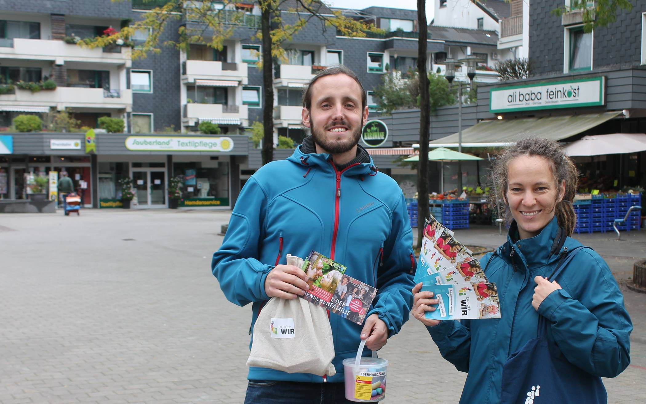  Lena Kreutner und Dominik Adolphy von Du-Ich-Wir unterstützen die Lernkiste - ein Projekt der Stadt Erkrath. 