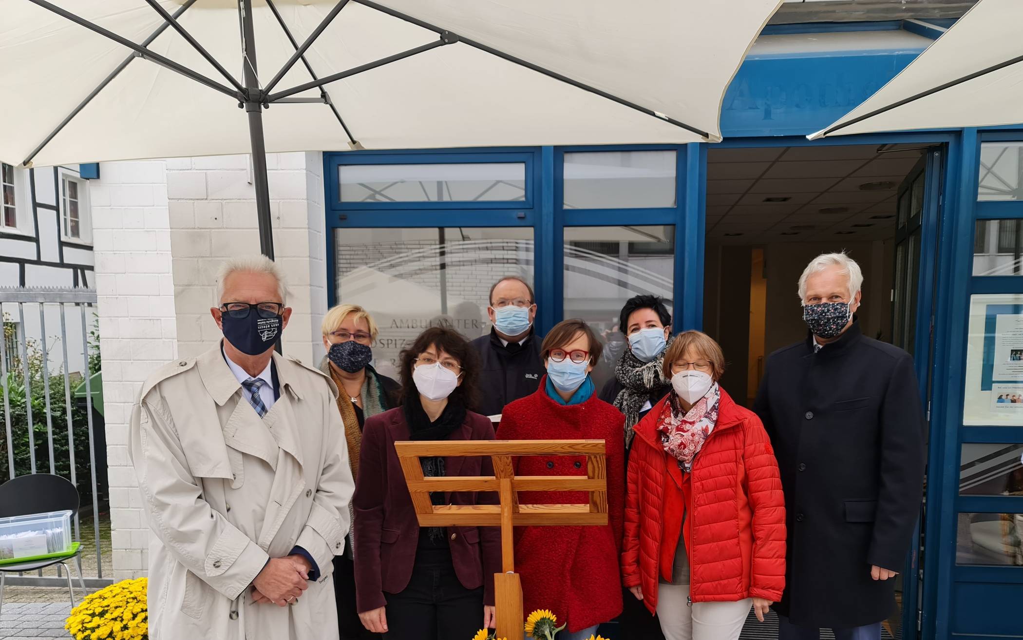  Unter den geladenen Gästen, die zur Einweihung des neuen Büros für den Ambulanten Hospiz- und Palliativberatungsdienst kamen, waren unter anderem Landrat Thomas Hendele (li.), Pfarrerin Stephanie Franz und Pfarrer Herbert Ullmann (2. und 3. v.li, hinten), die drei Koordinatorinnen des Büros (Claudia Schmitz, Sabine Mischke und Christiane Dommach, Mitte v.li.), die Leiterin des Franziskus-Hospiz Silke Kirchmann (2.v.re.) und Christoph Herwald, Vorsitzender des Franziskus-Hospiz Vereins (re.). 