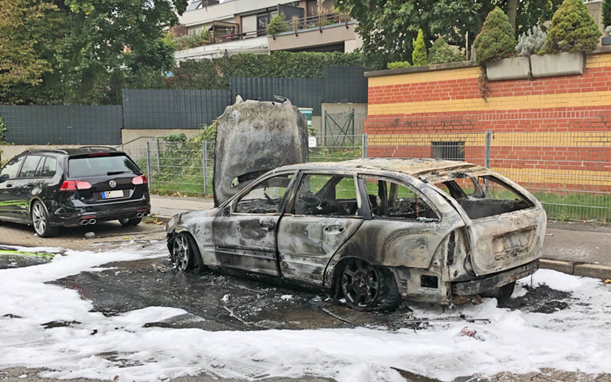  Das völlig ausgebrannte Auto an der Neanderstraße in Erkrath. 