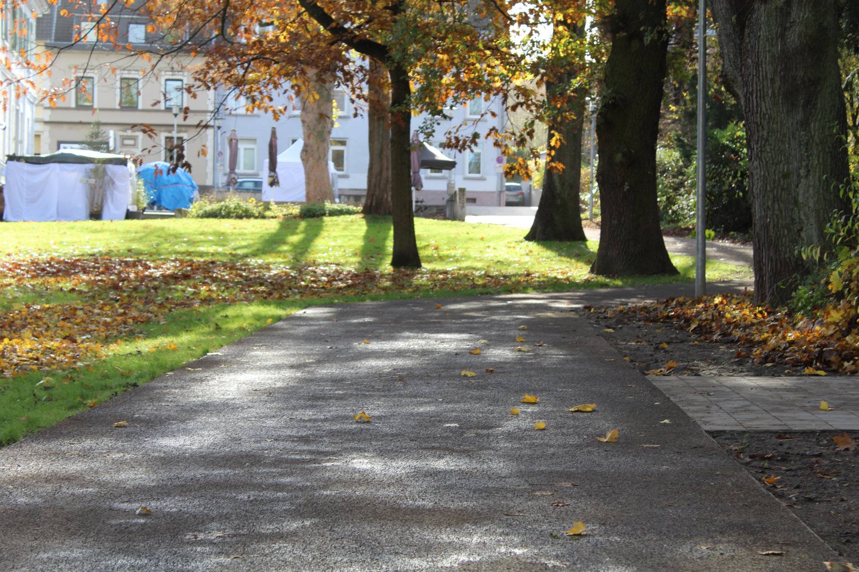 Die Wegesanierung im alten Teil des Bavier Parks ist abgeschlossen. Erkratherinnen und Erkrather können sich nun über einen barrierefreien Wegekomfort zwischen Bahnstraße, Bismarckstraße und Gerberstraße freuen. 
