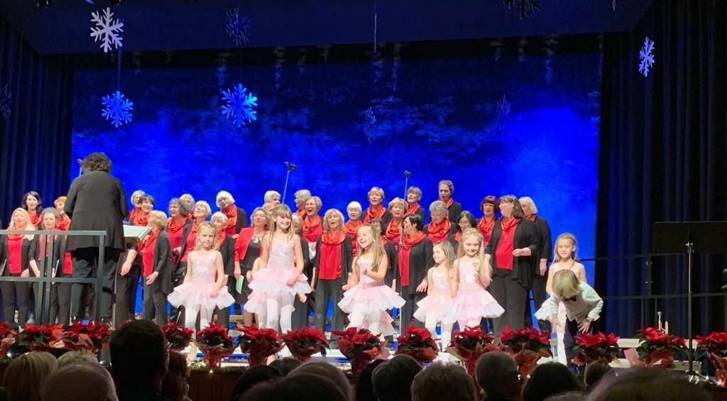  Der Frauenchor Erkrath während des Weihnachtskonzertes aus 2019. 