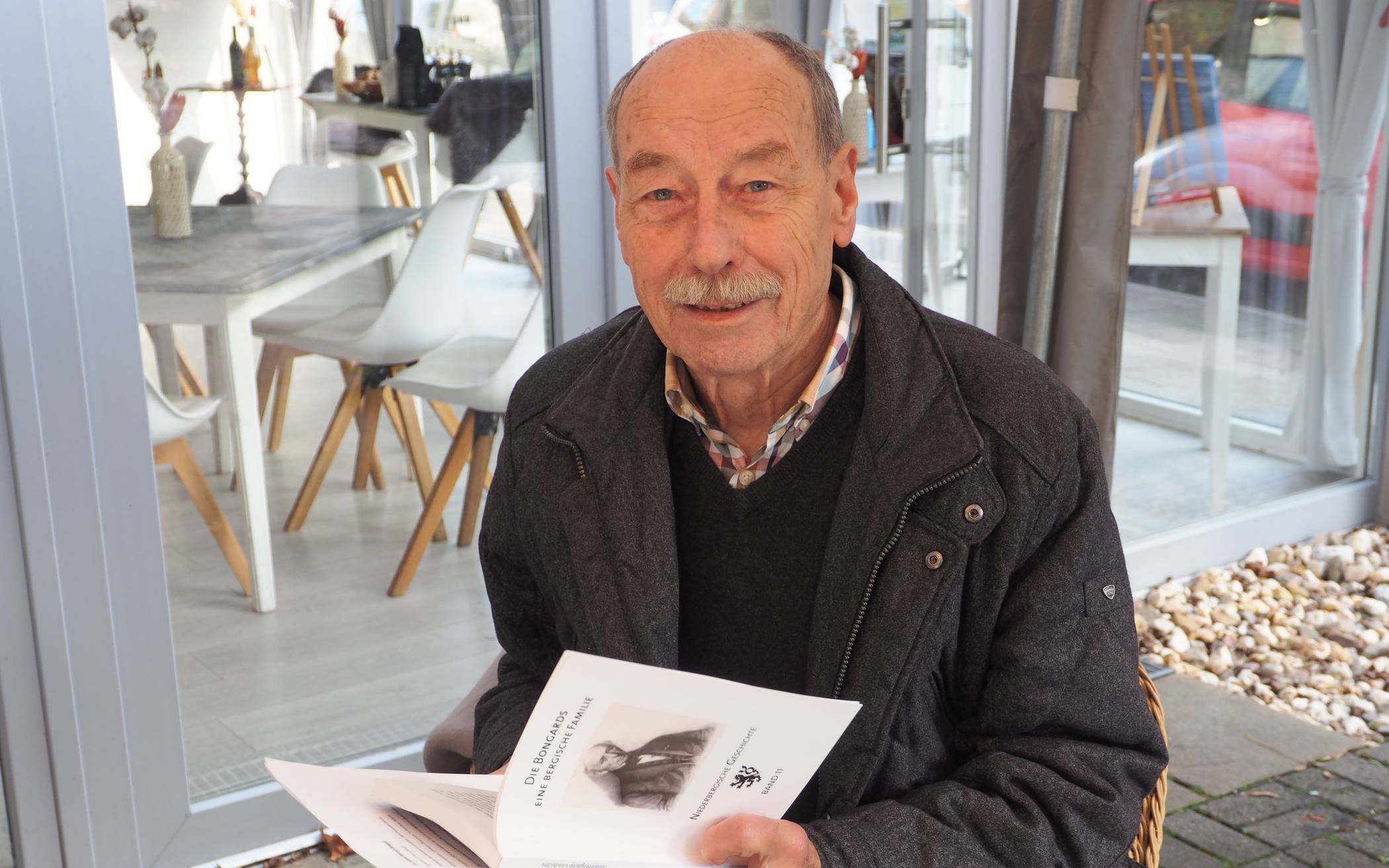  Dr. Hans-Joachim Dietz, erster Vorsitzender des BGV Erkrath, hält den elften Band der Niederbergischen Geschichten in seiner Hand. 
