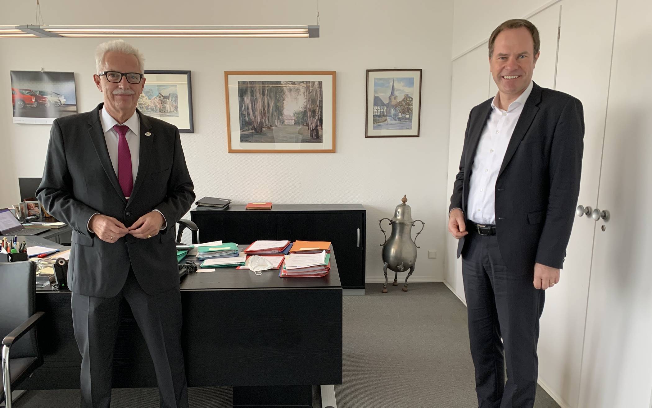  Landrat Thomas Hendle (li.) besucht Düsseldorfs Oberbürgermeister Dr. Stephan Keller. 