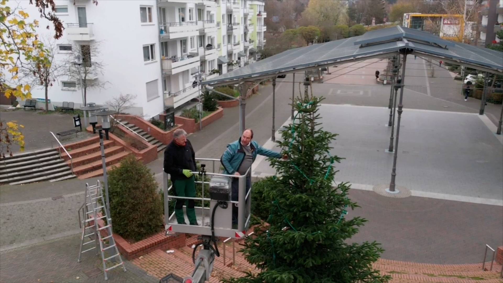 Professionelle Montage der Weihnachtsbeleuchtung durch den