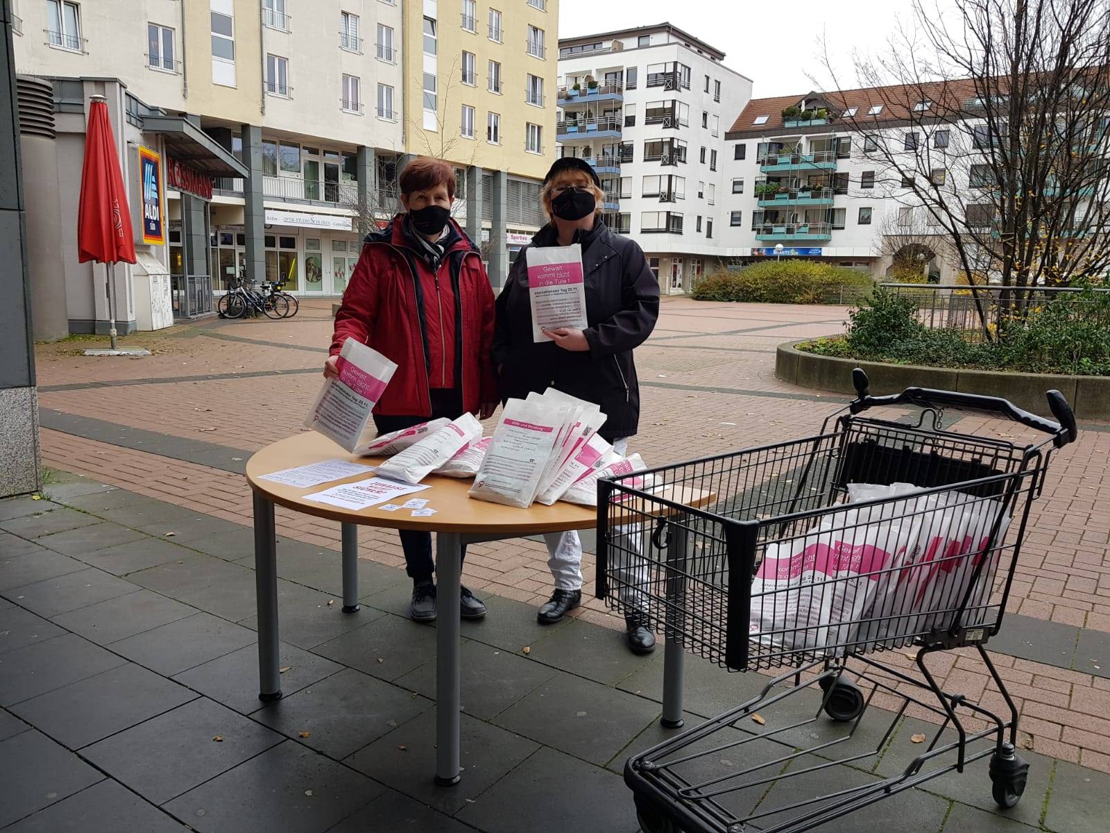  Keksaktion zum Gedenktag „Gewalt kommt nicht in die Tüte“  