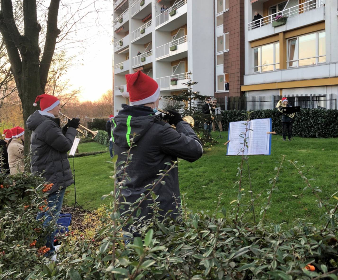  Einige junge Nachwuchsmusikerinnen und Musiker des Blechbläserspielkreises der Jugendmusikschule Erkrath zogen in Begleitung ihrer Lehrkräfte am ersten Adventswochenende um den Rosenhof Hochdahl. 