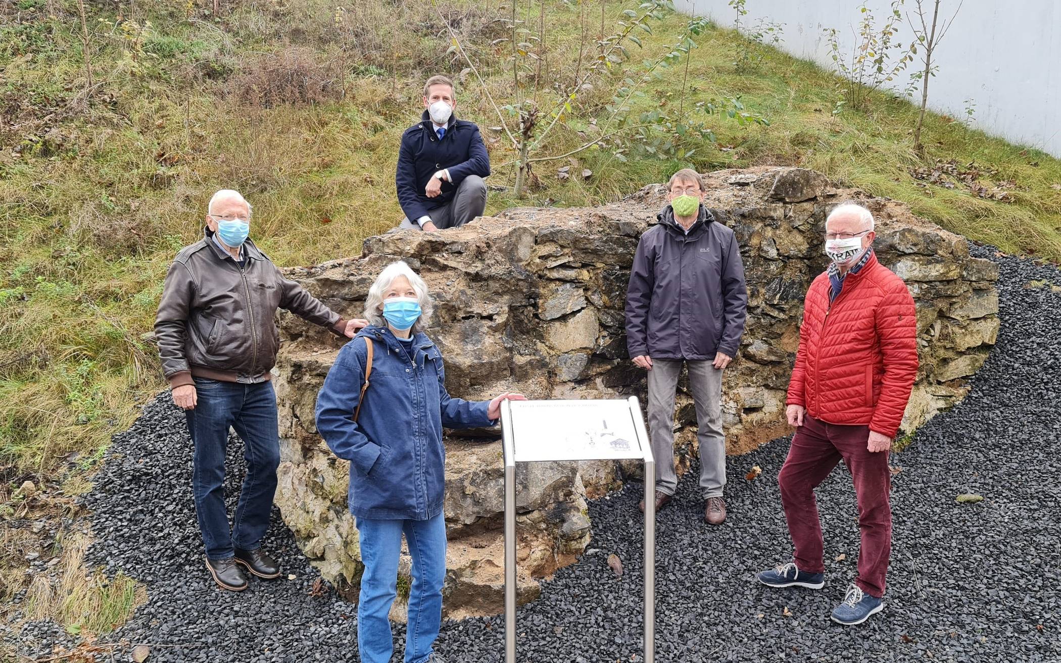  Die Gedenktafel an der Eisenbahnunterführung der Bergischen Allee erinnert nun an Hochdahls ersten Bahnhof. Zur Einweihung trafen sich (v.r.n.l.) Gottfried Bander, Sonnia Menke, Bürgermeister Christoph Schultz, Dr. Ralf Fellenberg und Herbert Bander. 