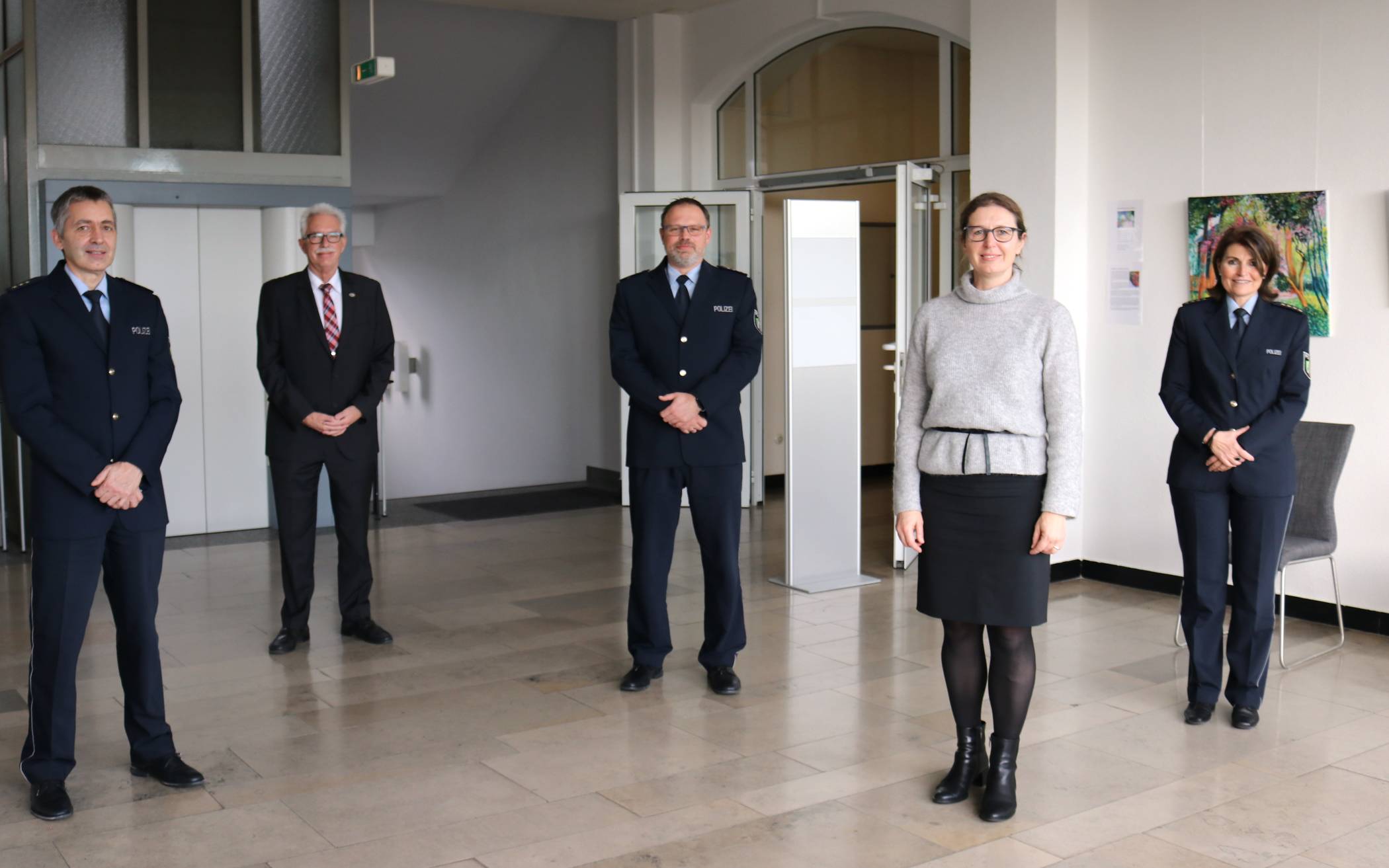  Thomas Decken (Leiter Direktion Gefahrenabwehr / Einsatz), Landrat Thomas Hendele, Thomas Eidmann (Leiter Polizeiwache Mettmann), Bürgermeisterin Sandra Pietschmann und die Abteilungsleiterin der Polizei Ursula Holz (v.l.n.r.) beim Antrittsbesuch im Mettmanner Rathaus. 